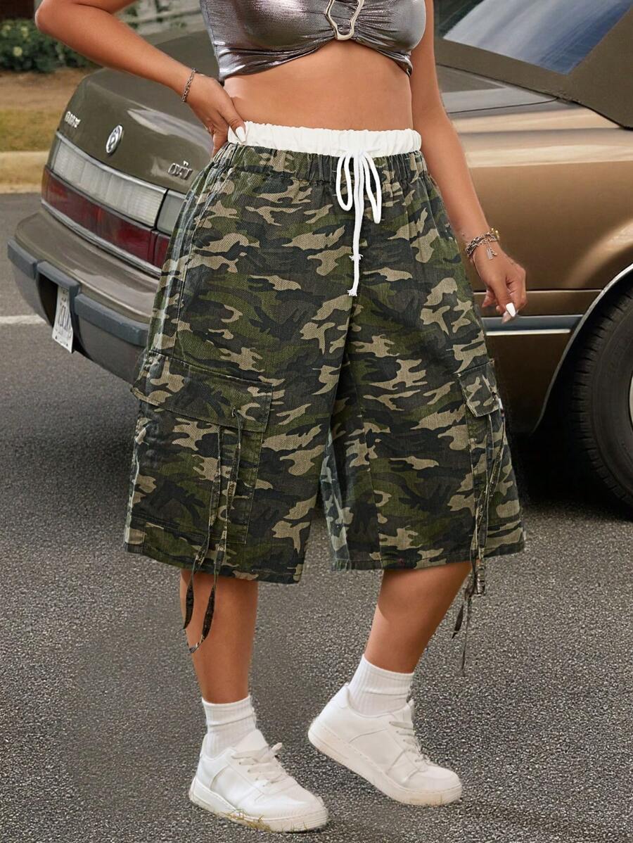 SHEIN ICON Plus Size Music Festival Kamuflaż Wielokieszeniowe Szorty Jeansowe Z Talią Ściąganą Sznurkiem