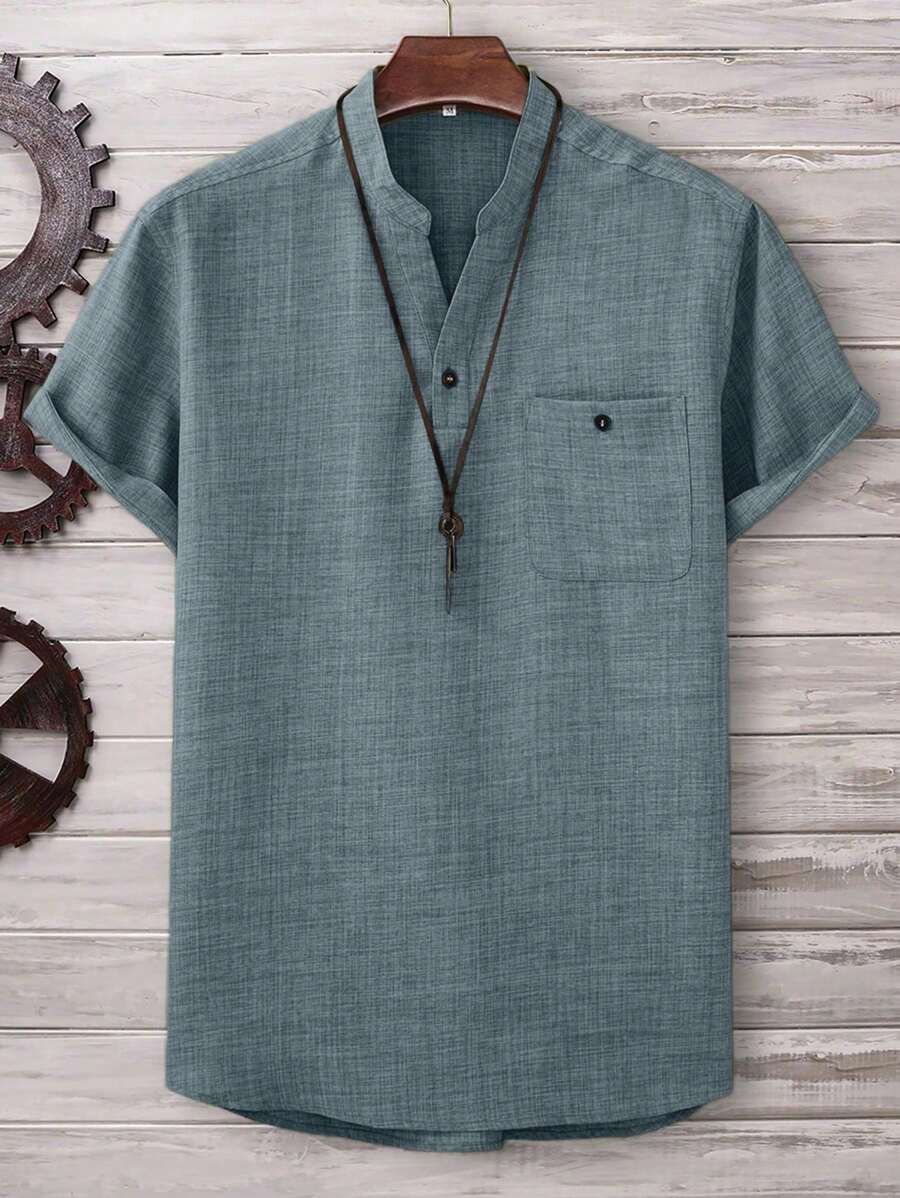 Manfinity Homme Camicia da uomo con vestibilità ampia, colore unico, con mezzo bottone, taschino sul petto e applicazione, senza collana