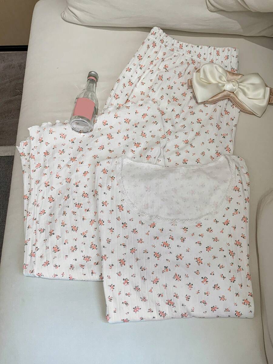 Dazy Plus Conjunto de pijama con top de manga corta con cuello redondo ajustado y pantalones de casa con estampado floral diminuto