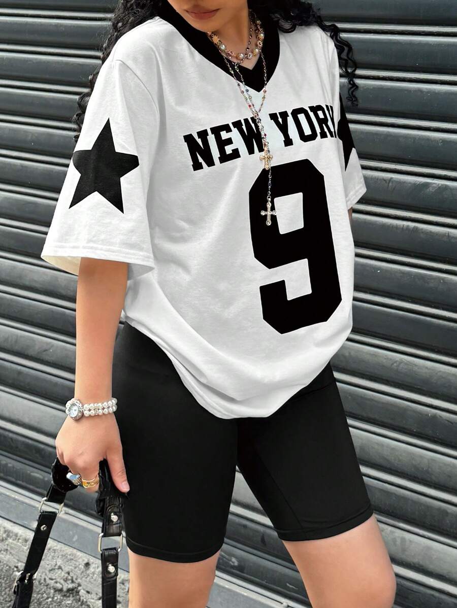 SHEIN Set due pezzi per ragazze adolescenti, bianco e nero, casual e versatile, per primavera ed estate, maglia tinta unita con contrasto di colore, scollo a V, Maglietta casual minimalista vintage con grafica in inglese americano e pantaloncini da ciclismo, adatti per il ritorno a scuola, oversize