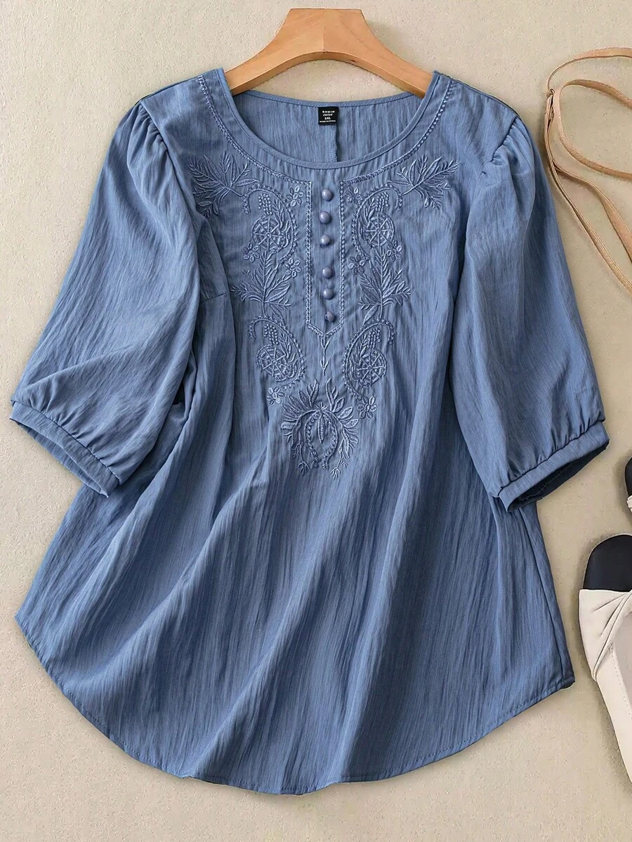 Linhara Camicetta casual con ricamo, scollo tondo, maniche a 3/4 per donne taglie forti