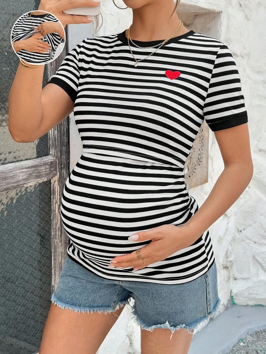 SHEIN Camiseta de manga corta casual para enfermería con rayas y bordado de corazón