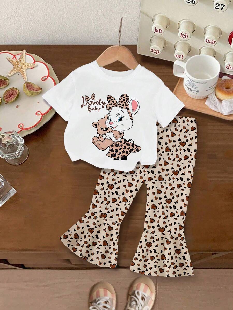 Conjunto de camiseta de manga corta con estampado gráfico de letras y pantalones abocinados con decoración en forma de corazón para bebé niña