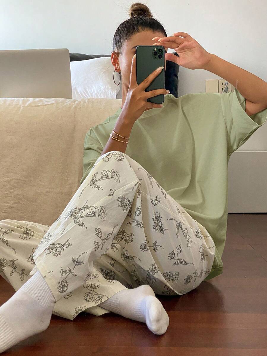 Livesso Conjunto de ropa de dormir con top de camiseta suelta de unicolor y pantalones de pijama con estampado floral de dibujo de línea en toda la prenda