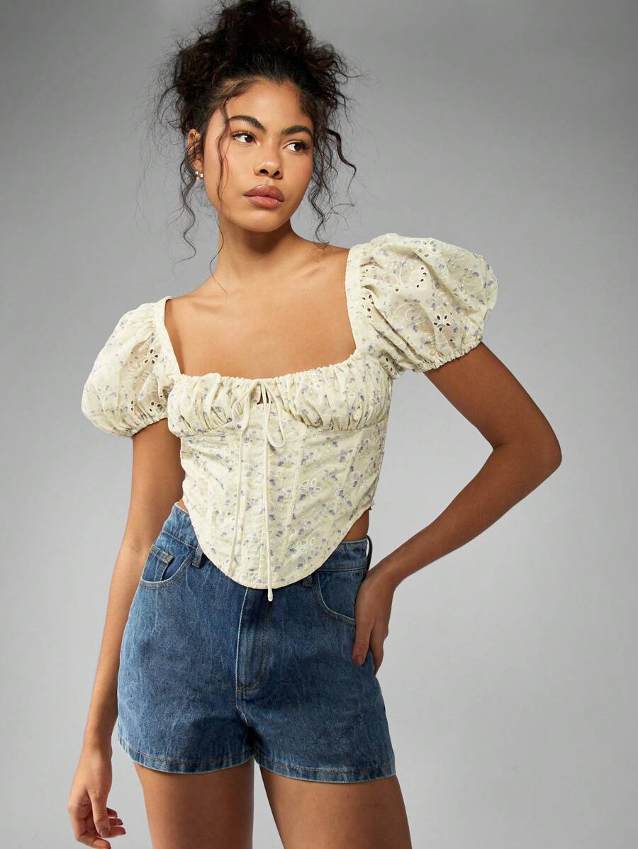 MISSGUIDED Blusa estiva corta in stile boho, con scollo quadrato, maniche a sbuffo, decorazione di occhielli floreali, adatta alla stagione dei festival
