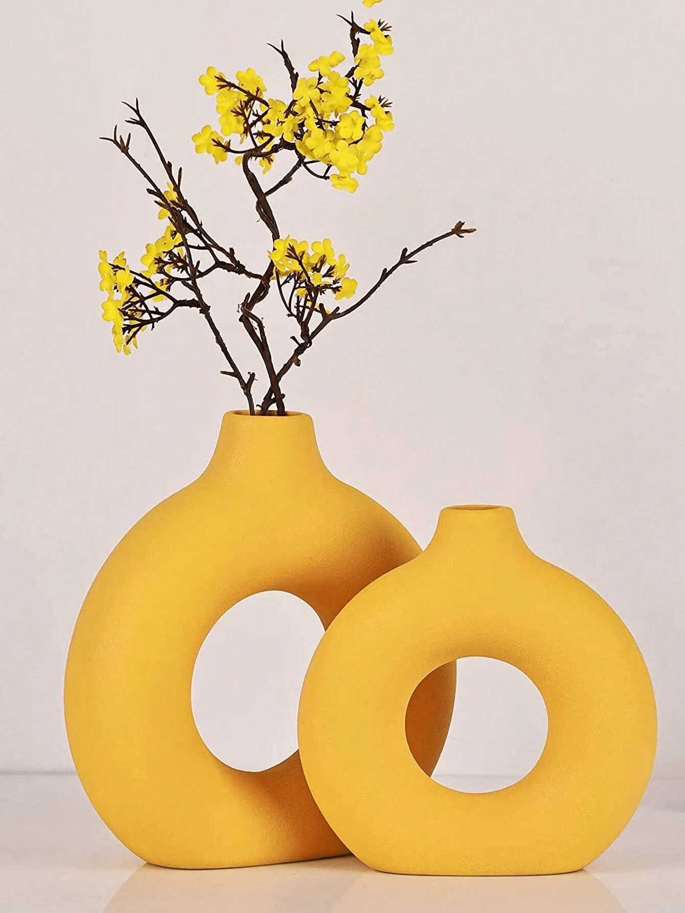 SHEIN 1 pezzo Vaso da fiori circolare in plastica gialla a forma di ciambella, Vasi modulari, Vasi in plastica, Stile minimalista boho, Centrotavola decorativo per soggiorno, camera da letto, ufficio, matrimonio, festa, decorazione per la casa, Vaso da fiori, Centrotavola, Decorazione da tavolo, Regali per compleanni e lauree