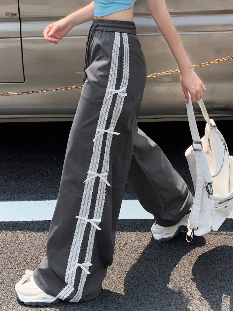 DAZY Pantaloni casual da donna con vita elastica, decorati con patchwork in pizzo e fiocco