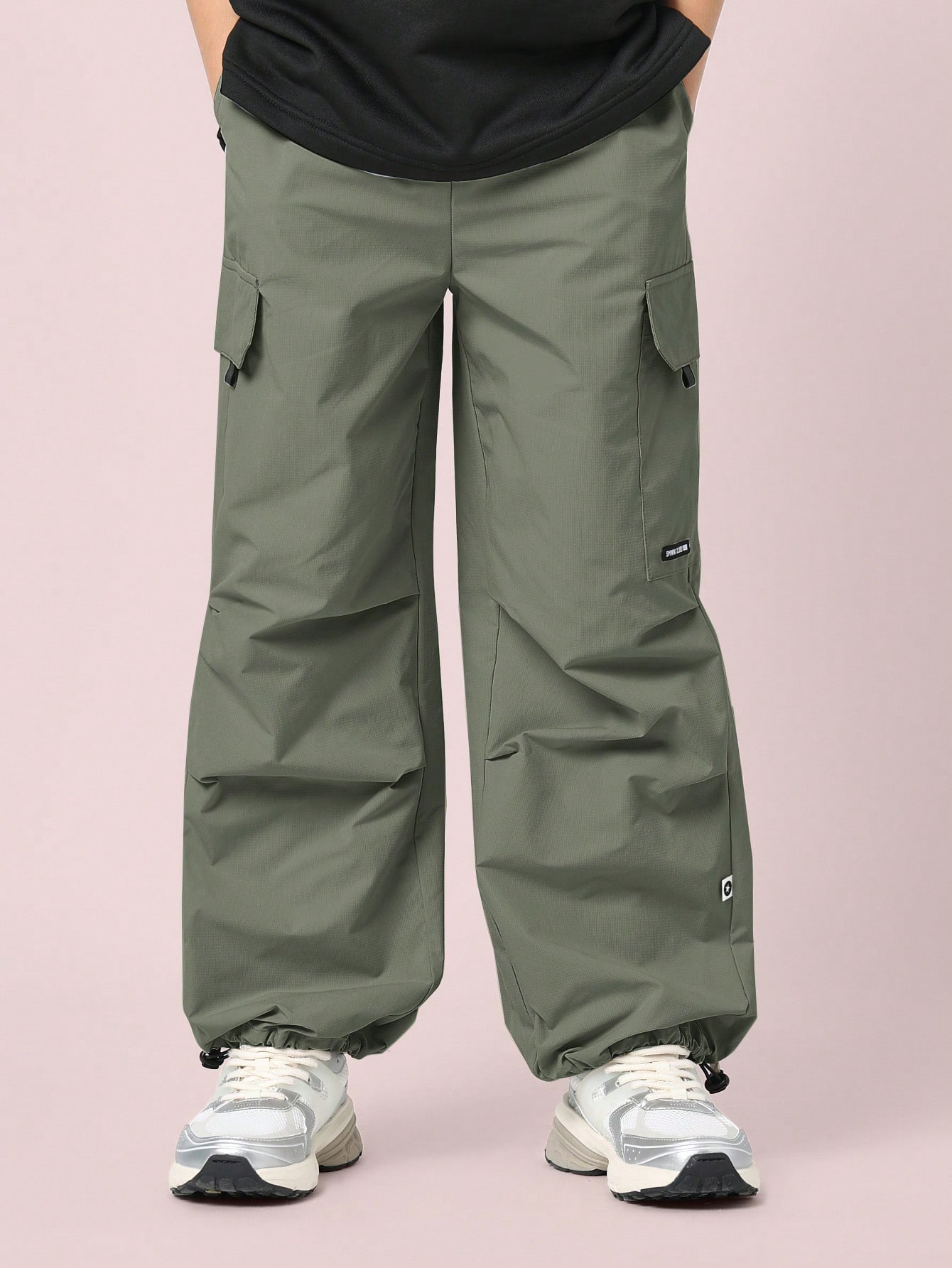 カーゴパンツ IONSEOUL Pin-tuck nylon snap over cargo pants BBU208 Nylon Cargo Pants With Elastic Ankle｜Sumwon