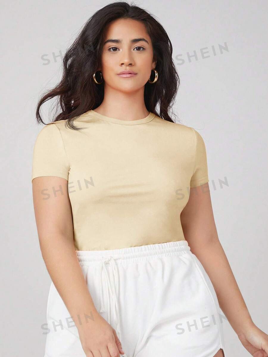 SHEIN BASICS Camiseta informal de mujer de tallas grandes, de unicolor, cuello redondo, manga corta, corte ajustado
