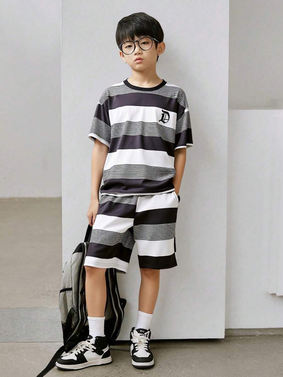 2pcs Set Tween Boy Casual Simple Brother Pattern Digital Print Round Neck Short Sleeve Outfit, Blue & White Stripe Design On Top & Shorts Are Coordinated For A Fashionable Look. This Outfit Features Blue & White Stripe Elements To Add Street Style For Summer