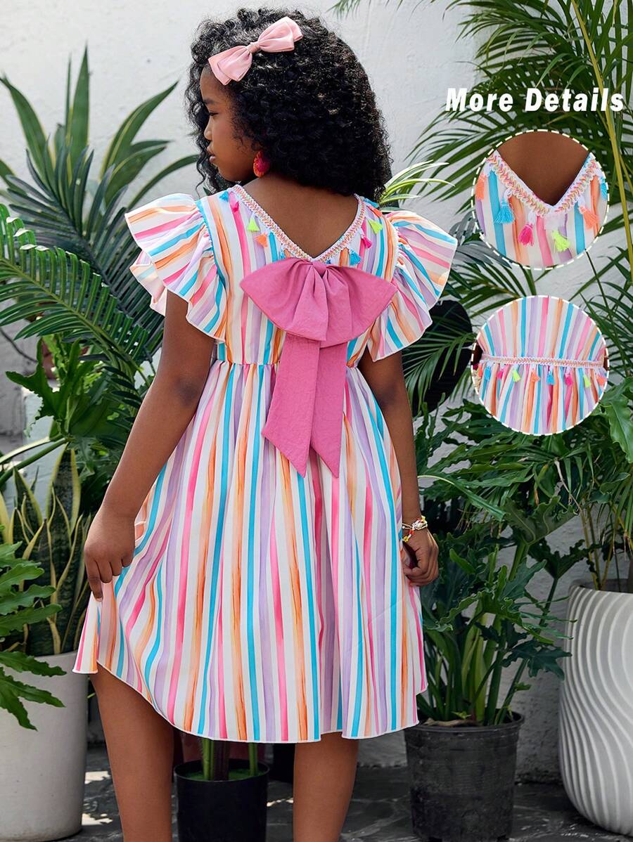 SHEIN Frühlings-/Sommer-Kleid für Tween Mädchen, stylisch mit Blume Muster, Rüschenärmeln, V-Ausschnitt, Farbblockstreifen und Schleife am Rücken, geeignet für Urlaub, Party, Alltag, Hochzeit