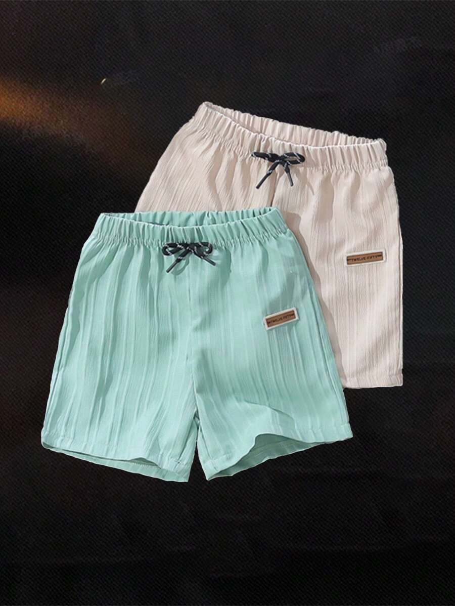 SHEIN 2-teiliges Set für Kleine Jungen, Lässig sport, College-Street-Chic, einfarbig mit Patch-Logo-Shorts, geeignet für den täglichen Gebrauch, Schule, Ausflüge, Sport, Frühling/Sommer, bietet vielfältige Kombinationsmöglichkeiten für Kleinkind Jungen, einfaches und elegantes Design, bequem und diese Outfit-Kombination wird zum unverzichtbaren Teil der Garderobe junger Jungen