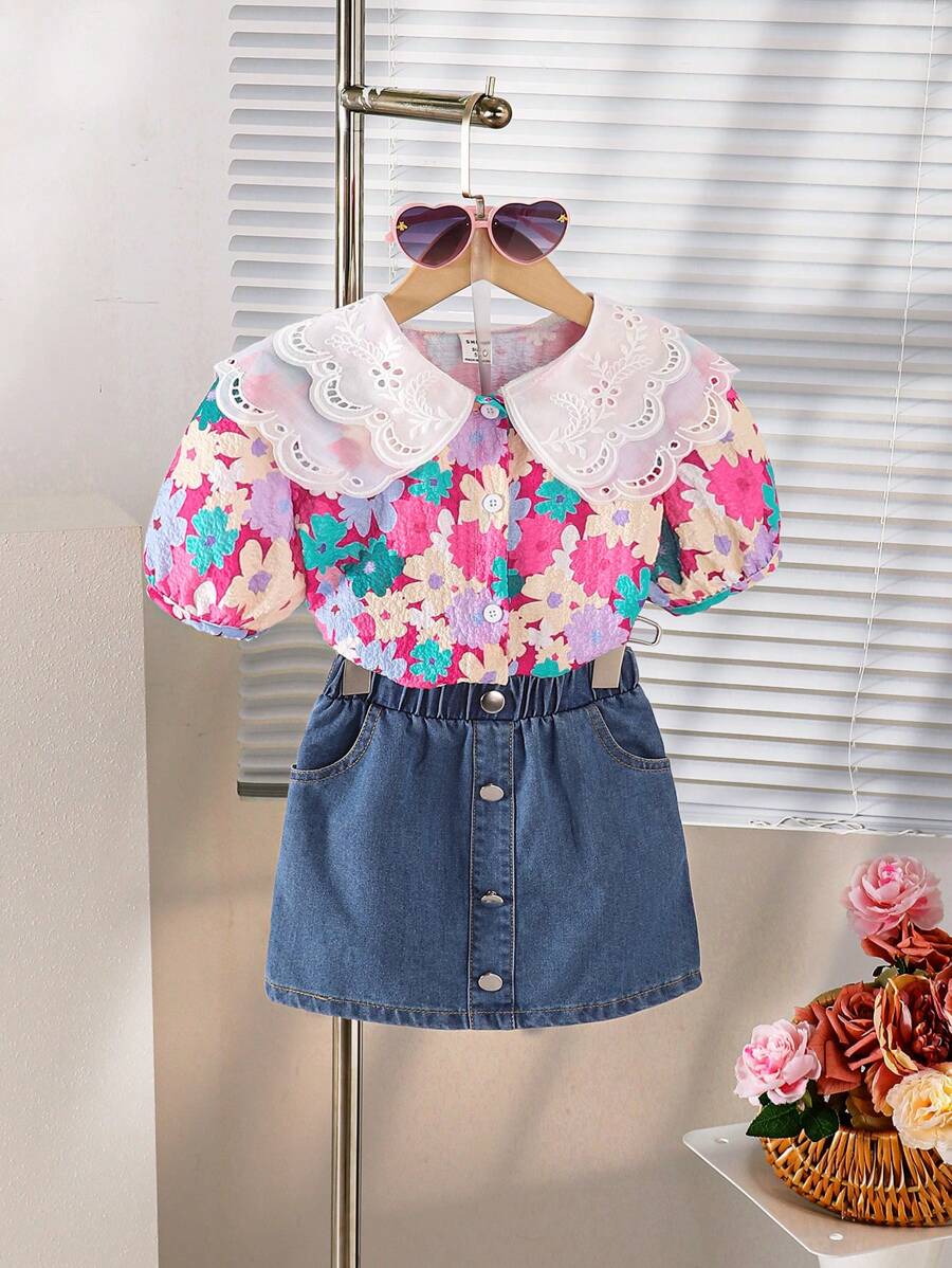 SHEIN Conjunto de 2 piezas para niñas: Camisa de manga corta con cuello de volantes y estampado floral ditsy casual + Vestido peto de mezclilla lavada azul