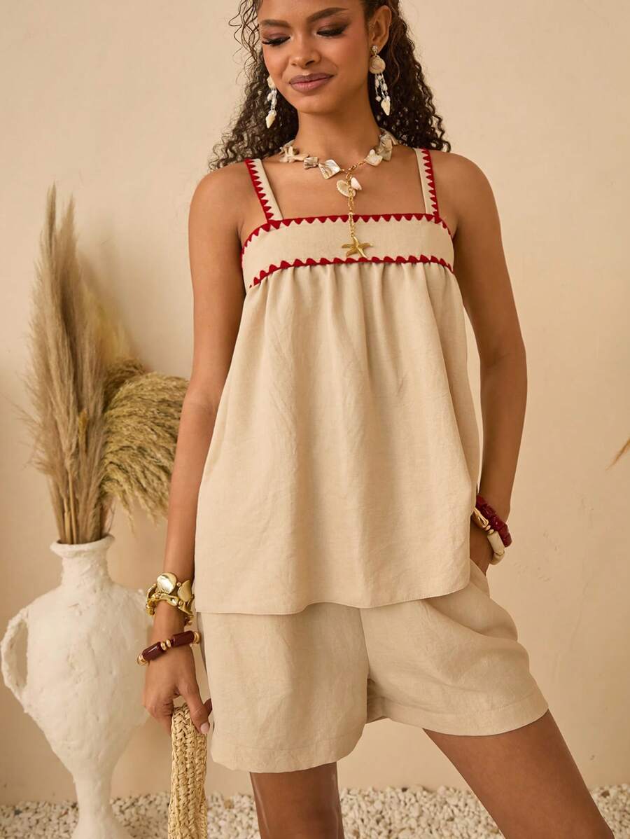 Bóhologie Ensemble coordonné Top babydoll en mélange de lin beige et shorts taille haute avec bordure contrastante en point de zigzag rouge - tenue d'été bohème chic pour la plage, les vacances et l'élégance décontractée