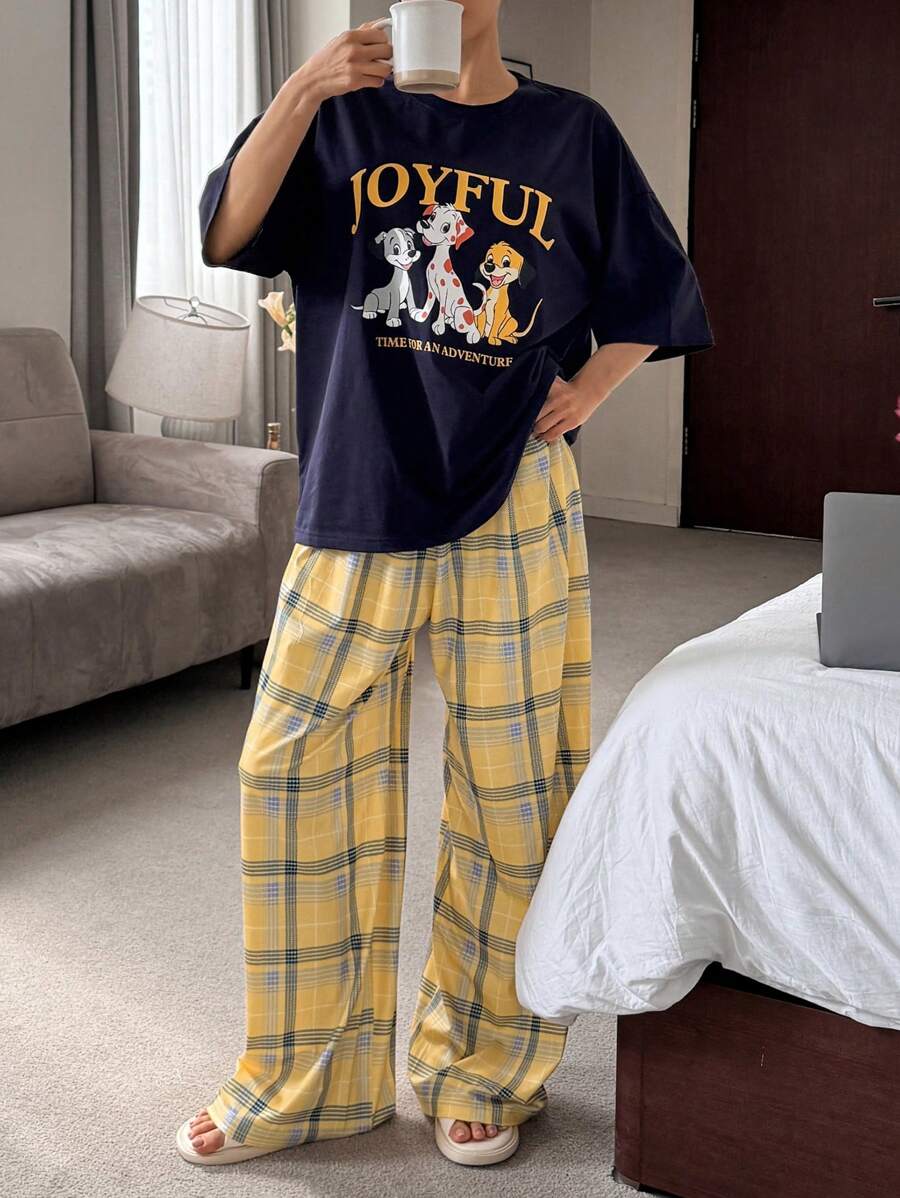 DAZY Conjunto de pijama informal para mujer con camiseta estampada con cachorro y letras, a juego con pantalones holgados de cuadros