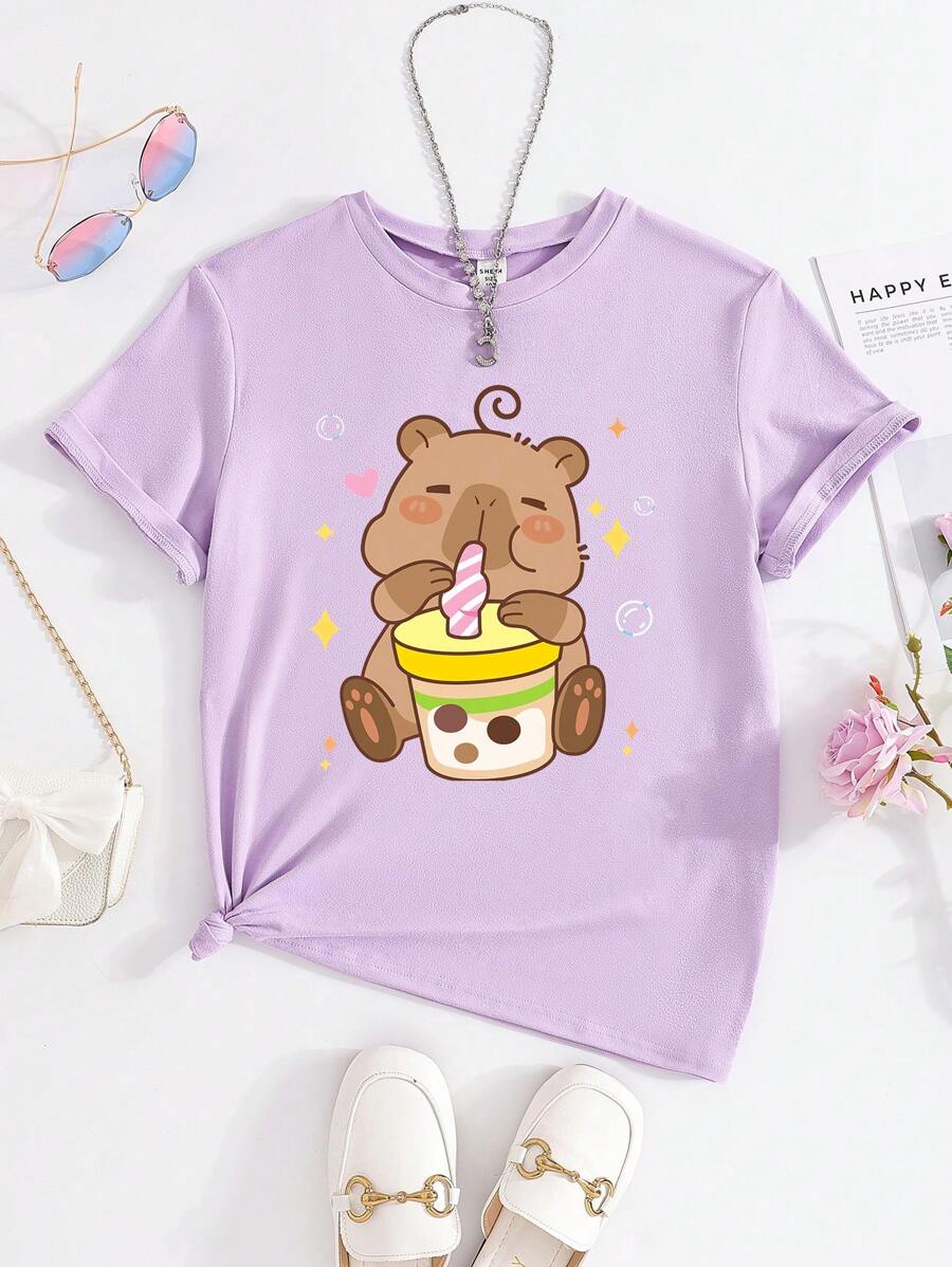 SHEIN GraphicGems Camiseta de manga corta y cuello redondo de color púrpura con estampado lindo de capibara y té de burbujas para niñas preadolescentes