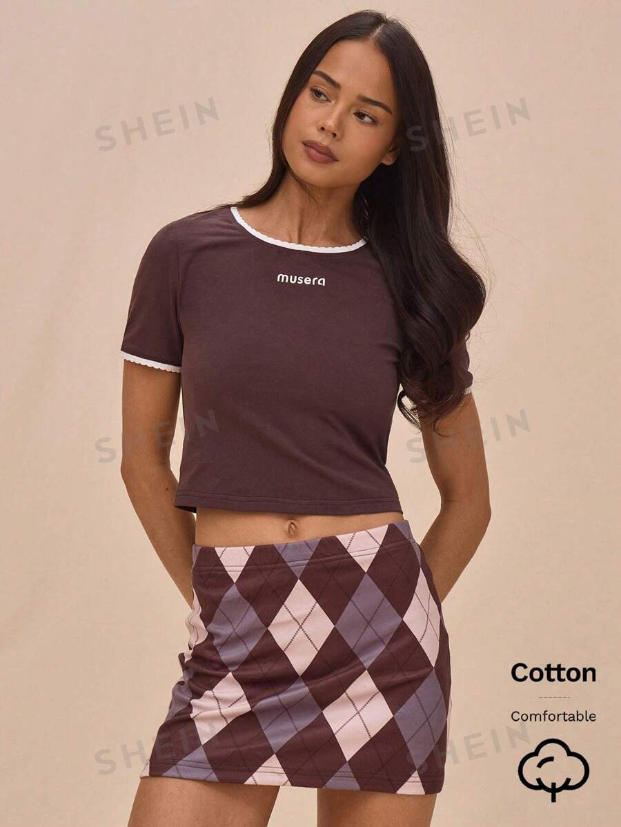 MUSERA Top ajustado y corto con estampado "Musera", cuello de canalé y detalles en contraste, para primavera y verano, estilo de los 90
