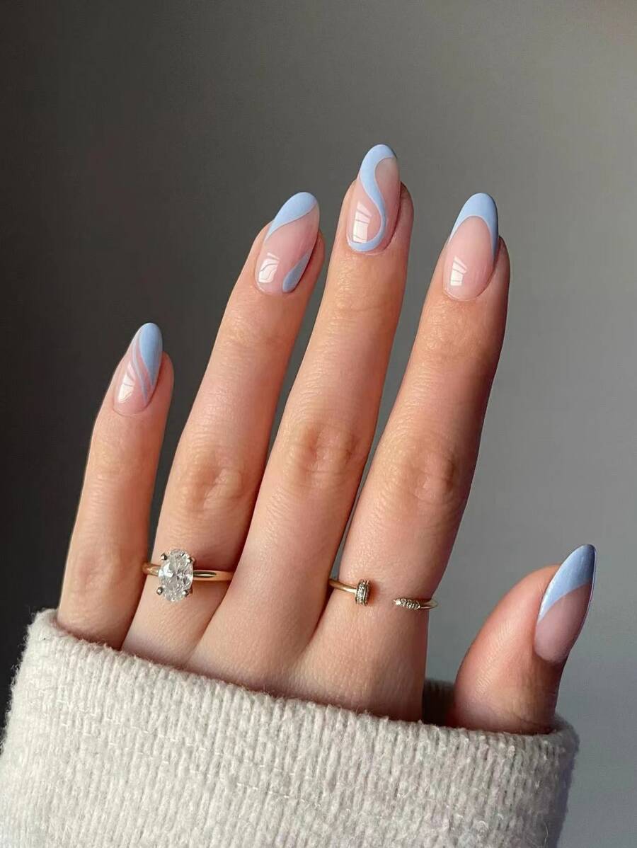 Baby Blue Swirl Art Almond Press On Nails, 24 szt. Falowanie wody i paski Nail Art Design Zestaw sztucznych paznokci, mlecznoniebieska krzywa w stylu francuskim z klejem do paznokci i pilnikiem do paznokci Materiały do paznokci
