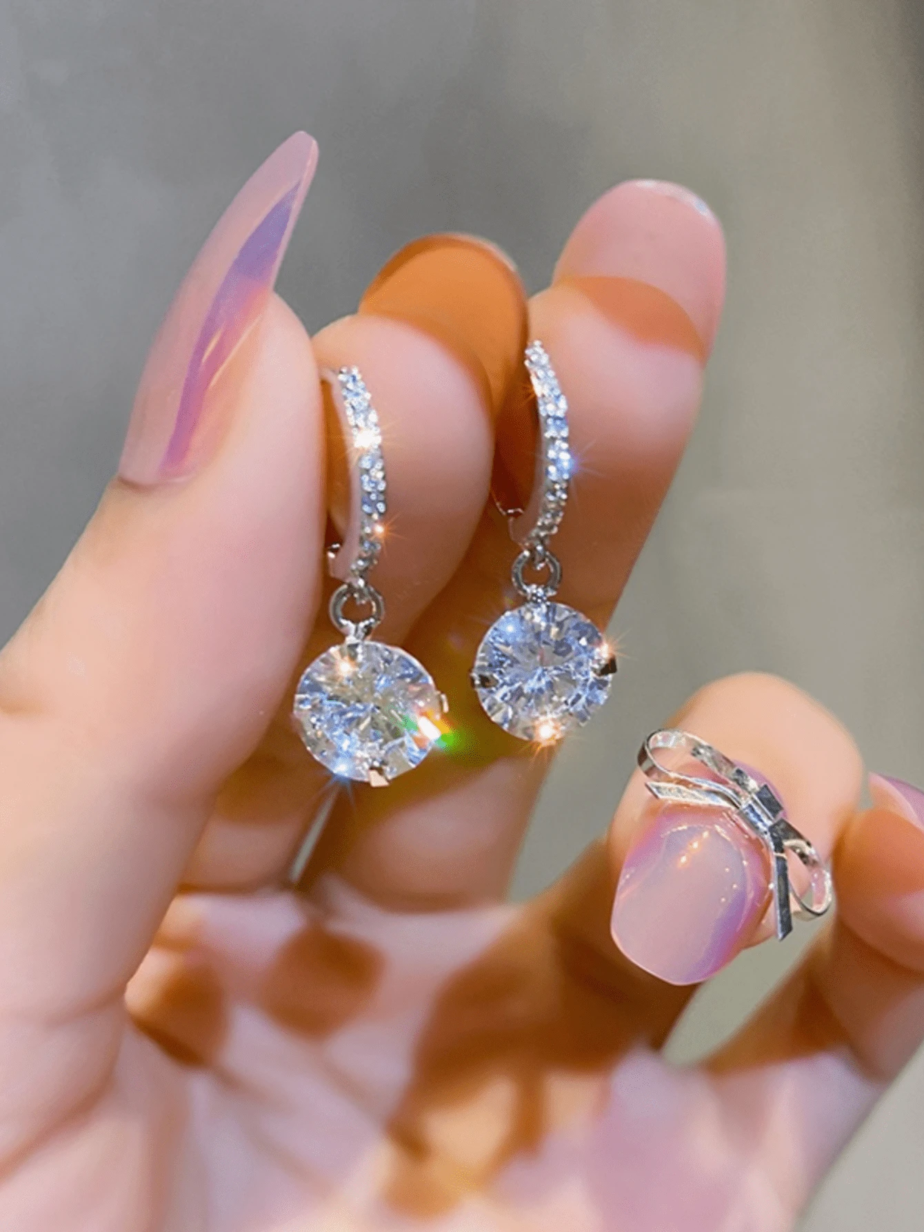 Um Par de Brincos de Pingente de Zircônia Cúbica de Anel de Micro-Incrustação de Strass de Moda e Exquisito. Novos Brincos Elegantes de Alto Luxo, de 2023, Design Exclusivo para Mulheres na Primavera e no Verão.