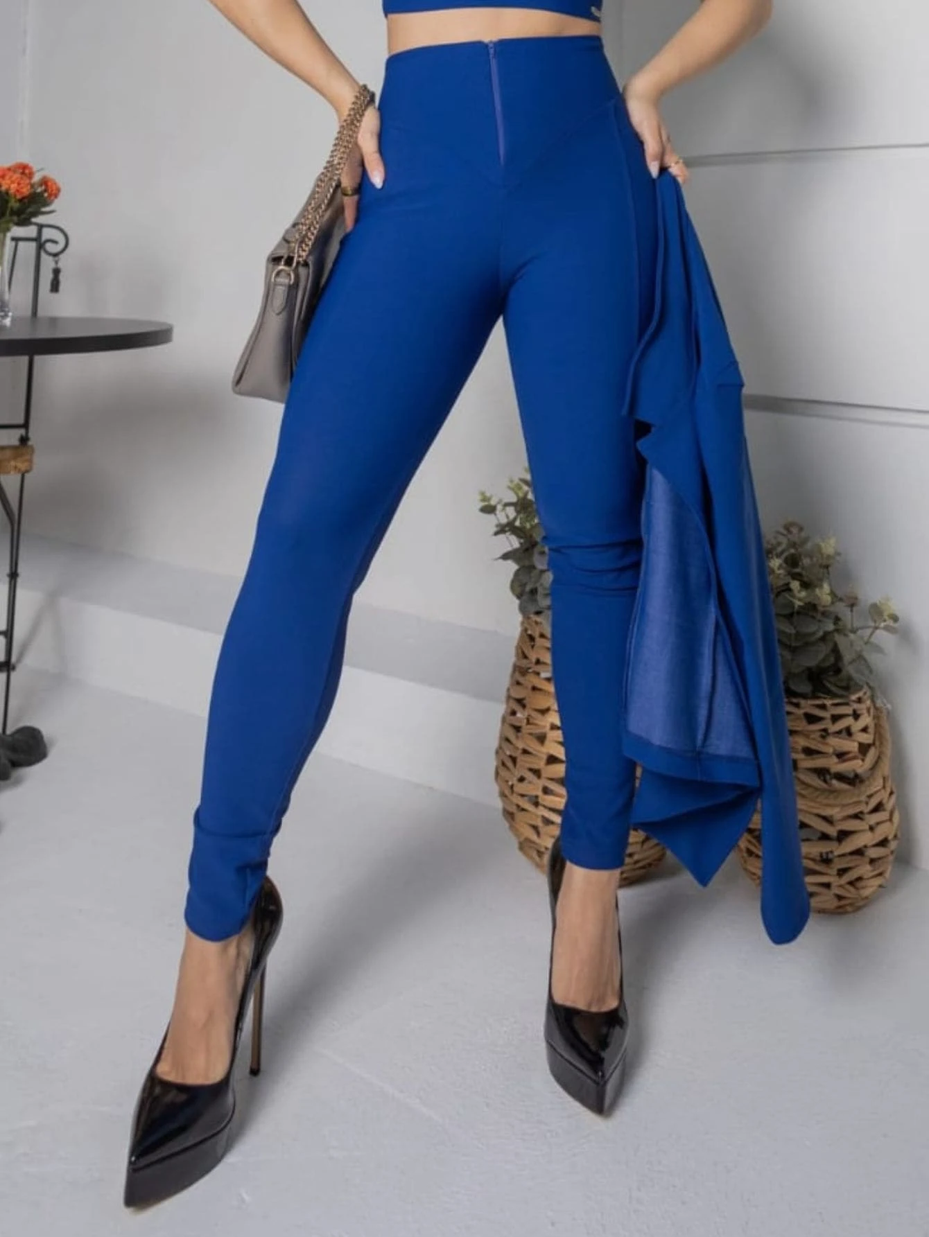 Calça feminina de montaria de poliamida com zipe na frente