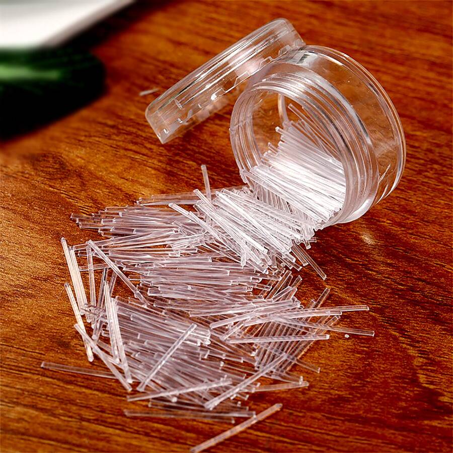 1 boîte de belles boucles d'oreilles hypoallergéniques transparentes sur des tiges en plastique d'environ 14 mm. Barre d'oreille invisible claire, convient pour le port quotidien des femmes