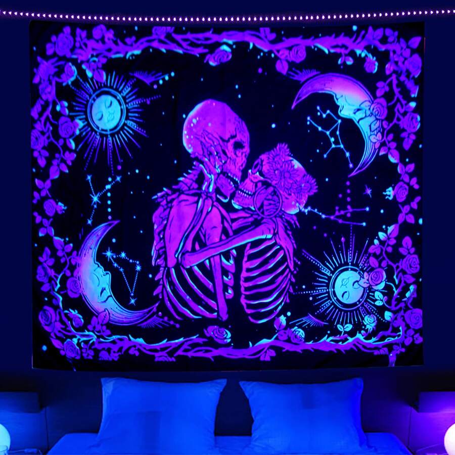 1 pièce Tapisserie imprimée avec lumière UV bleue, motif d'un soleil, d'une lune et de crânes s'embrassant. Drapeau pour la chambre, décoration de chambre, tapisserie, décoration murale, art mural, décoration d'intérieur, accessoires de chambre, drapeaux pour la chambre, tapisserie murale
