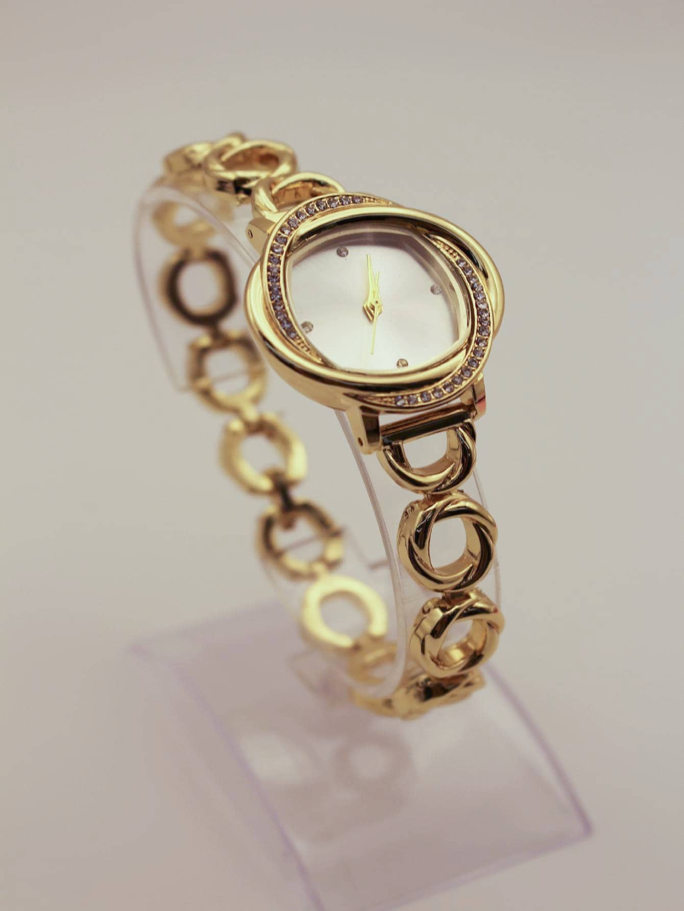 1 Peça Pulseira de Relógio Feminino Fashionable Dourada de Liga com Mostrador de Quartzo para Decoração Diária como Presente para Estudantes Retornando à Escola