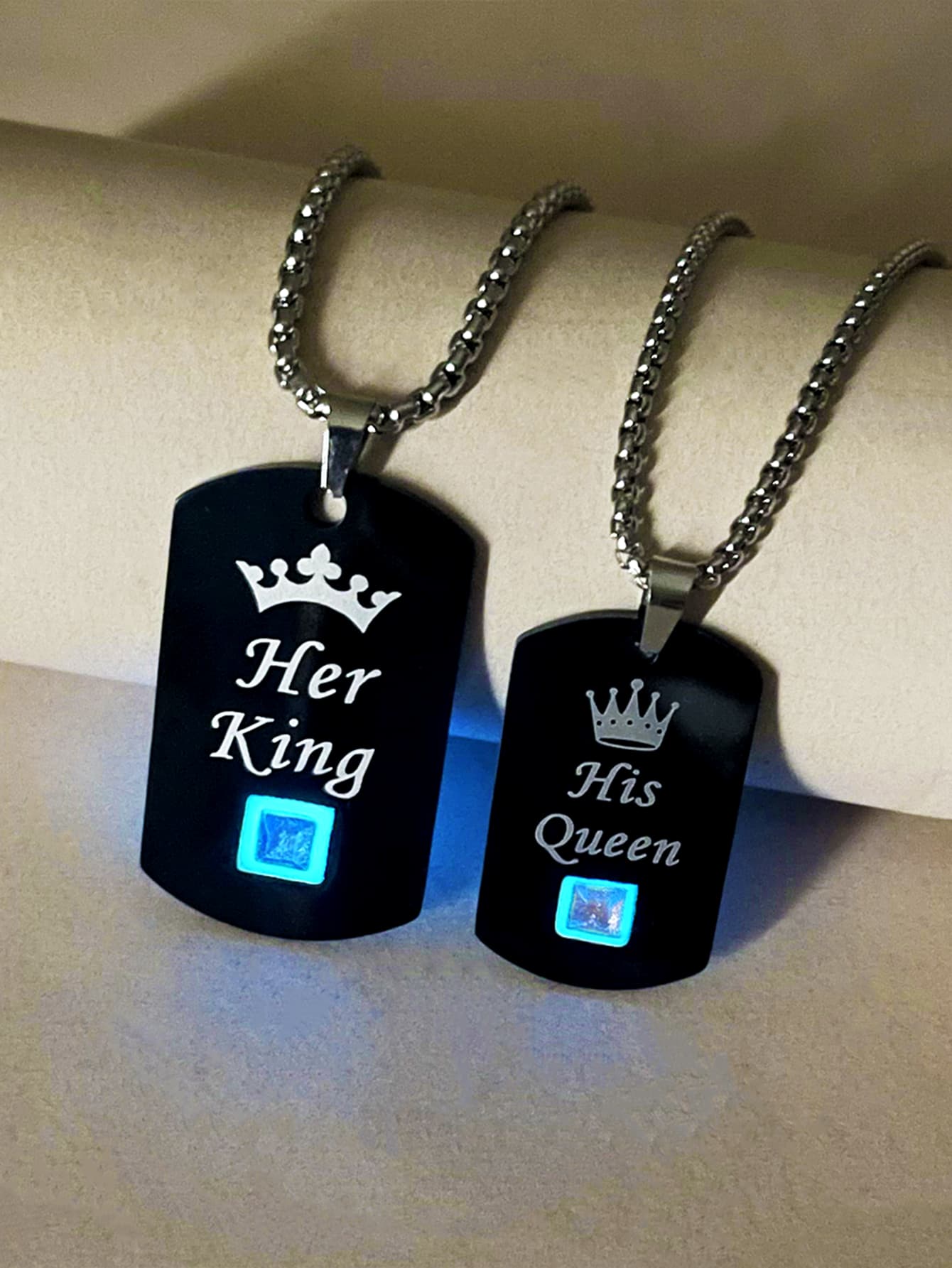 ATLVXJL 2 pièces/Ensemble Couronne de couple Zircone Brillent dans le Sombre Lettre SON ROI ET SA REINE Collier Pendentif Chaîne en Acier Inoxydable Cadeau de la Saint-Valentin