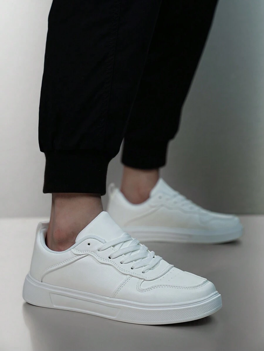 Chaussures de sport décontractées pour hommes, chaussures de marche plates à semelle souple à lacets, chaussures de skate polyvalentes à bout rond, chaussures d'étudiant, chaussures à semelle blanche à enfiler. Chaussures de sport décontractées pour hommes, chaussures à semelle blanche, chaussures de planche à quatre saisons, haut de gamme, élégant et tendance. Parfait pour les voyages et les achats.