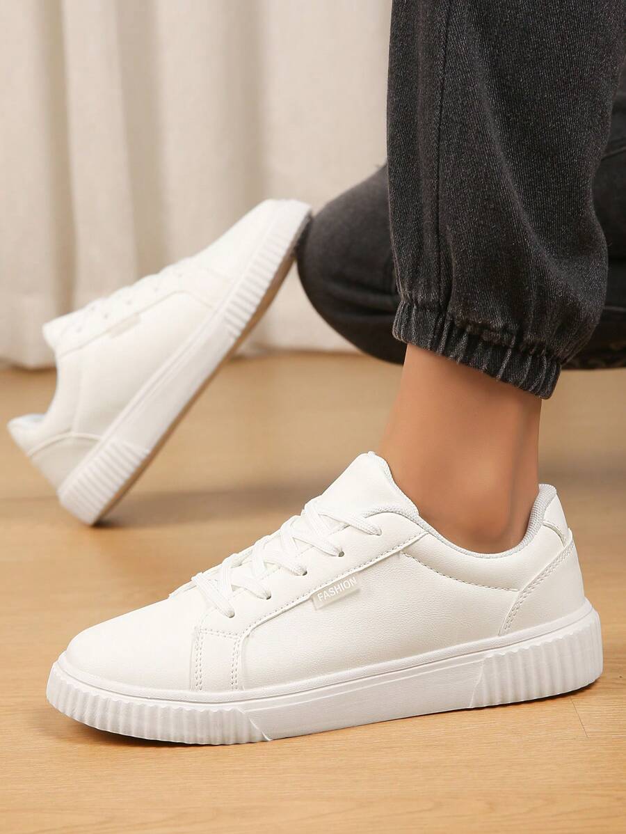 Chaussures de sport décontractées pour hommes, à lacets avec semelle souple et plate, chaussures de marche basses et polyvalentes à bout rond et chaussures de skateboard