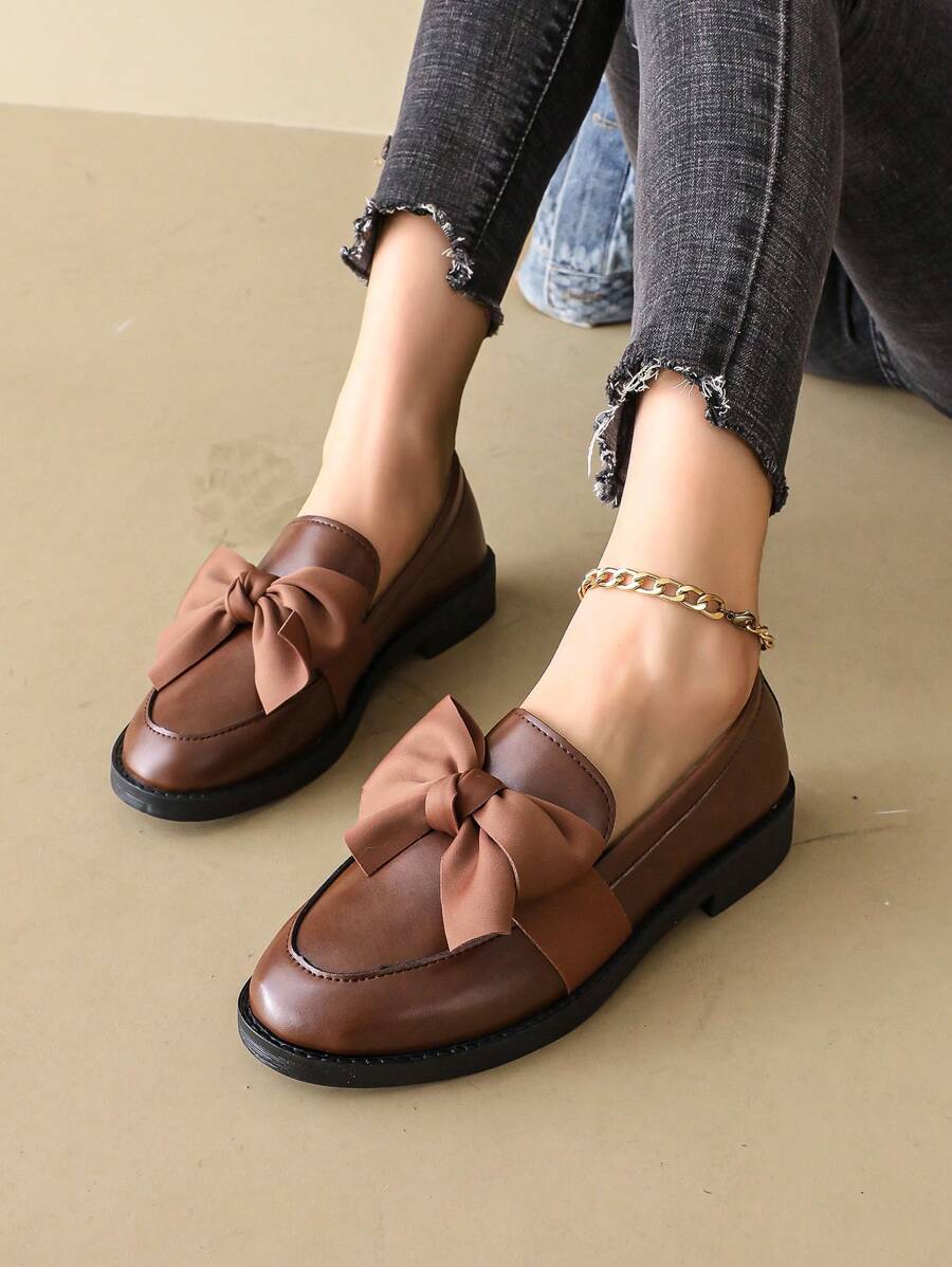 Mocasines casuales de mujer con punta redonda y decoración de lazo en color marrón