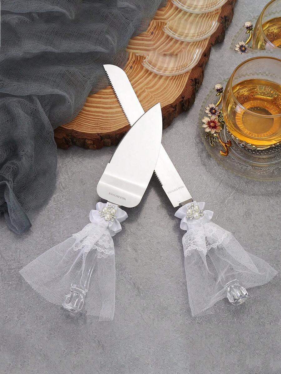 1 Peça Conjunto de Talheres Decorado com Renda Branca e Tela Fina, com 3 Pérolas Falsas e Cabo de Faca e Pá de Acrílico para Decoração de Mesa de Casamento Nupcial, Dia dos Namorados