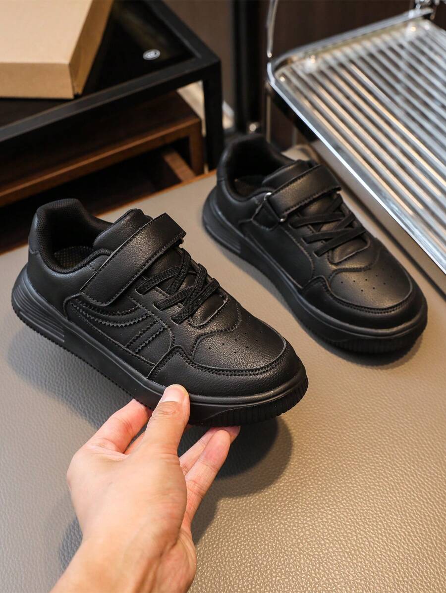Un par de zapatos para niños nuevos para niños en negro y blanco, cómodos zapatos de deporte para niñas en blanco, zapatos para correr mágicos de poliuretano para la escuela y la fiesta, zapatos negros para niños, zapatos escolares para niños, zapatos blancos para el ocio de niñas y niños