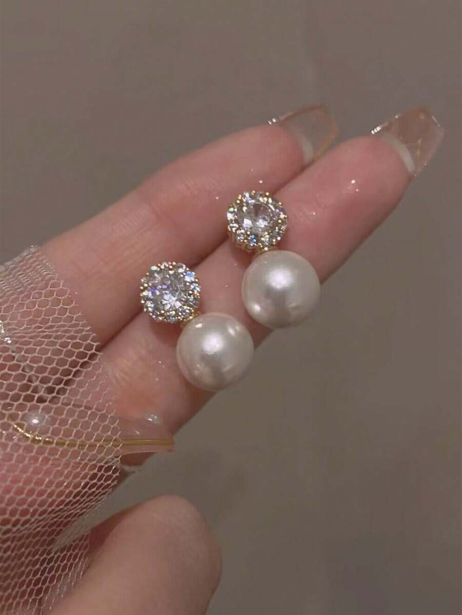 1 paire de boucles d\"oreilles clou en perles fausses et en cristaux blancs délicates, magnifiques et personnalisées, de design simple et à la mode pour bijoux de femmes