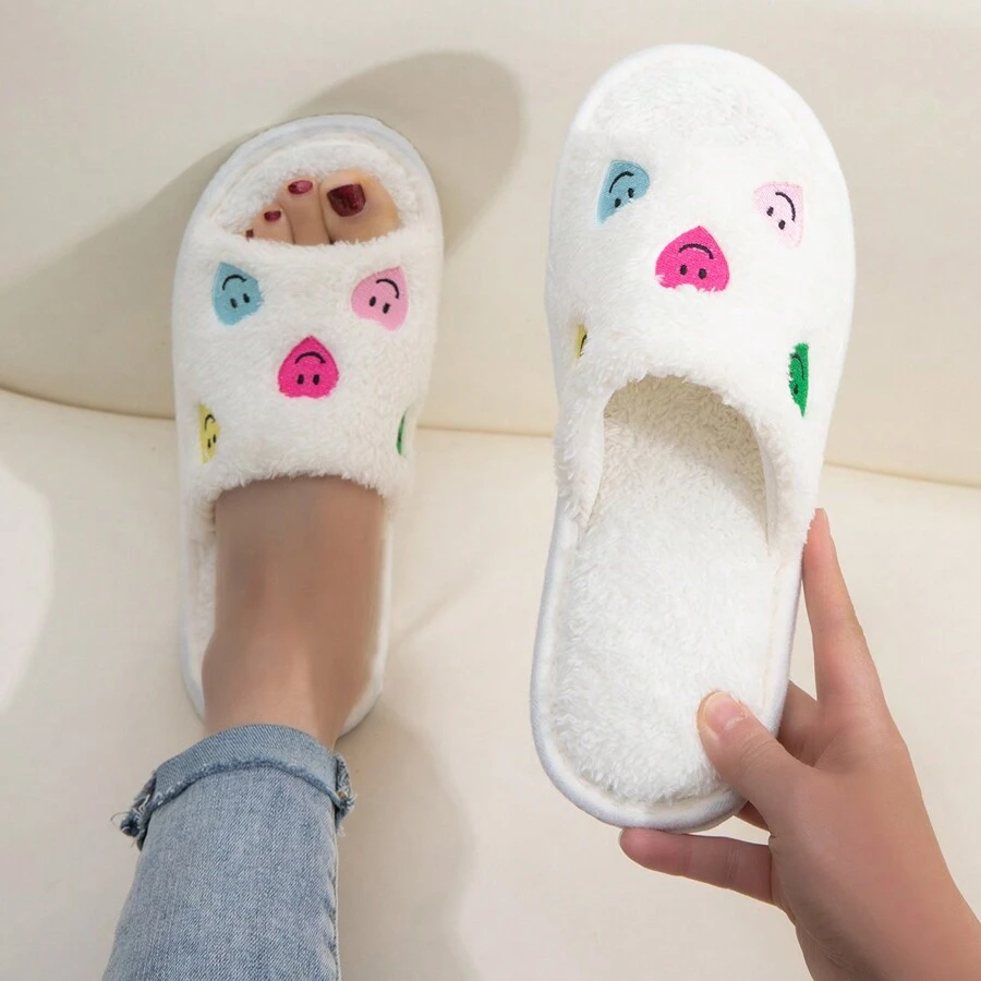 Dameshuis Open Hart Lachend Gezicht Paar Slippers Thuis Lichte en stille pantoffels voor binnen