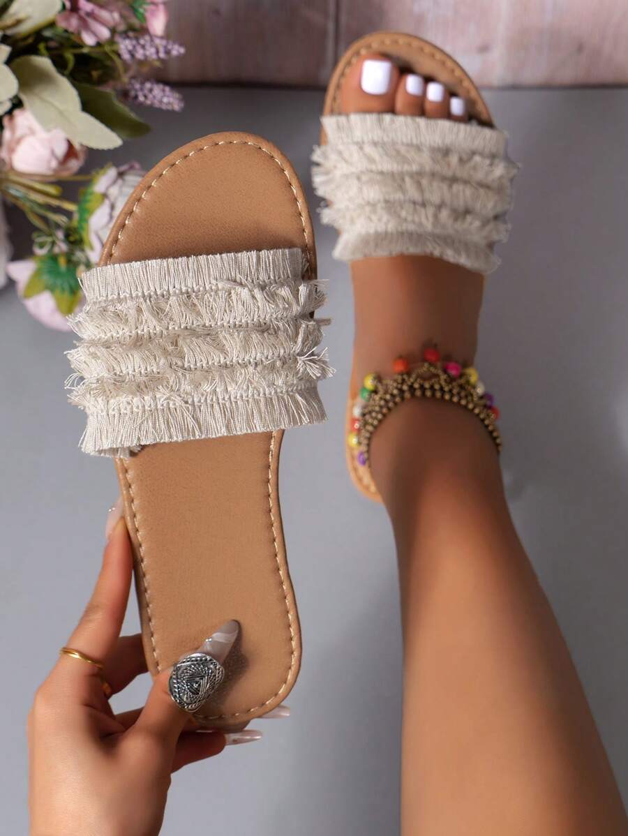 Sandalias con flecos elegantes y planas estilo resort para mujer, en color beige