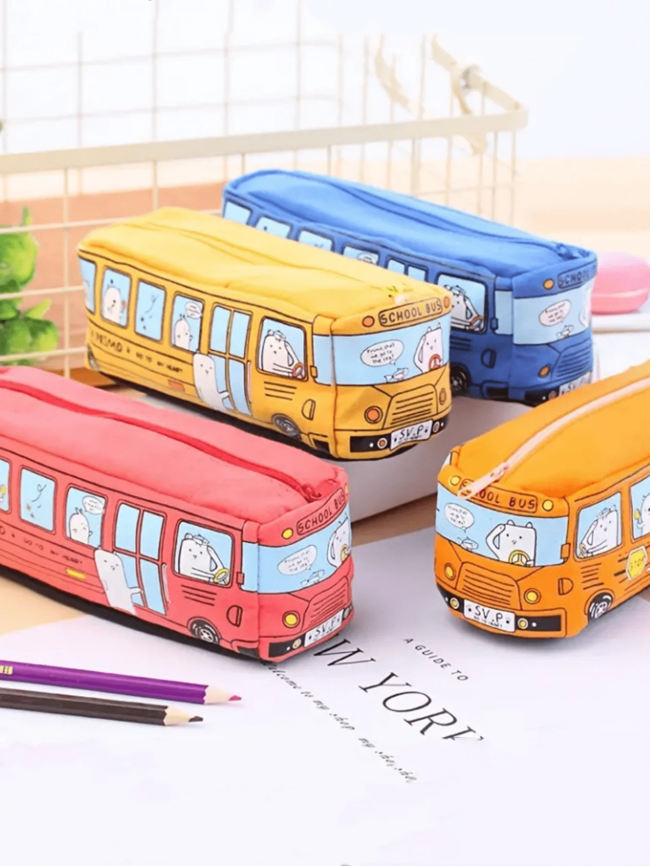 1 pièce Sac à crayon bus créatif à grande capacité, boîte à papeterie en canevas avec motif mignon de bus scolaire. Convient comme fournitures scolaires légères pour les étudiants, rangement de bureau et d'ordinateur de bureau. Rentrée scolaire, fournitures scolaires, trousse à crayons, sac scolaire