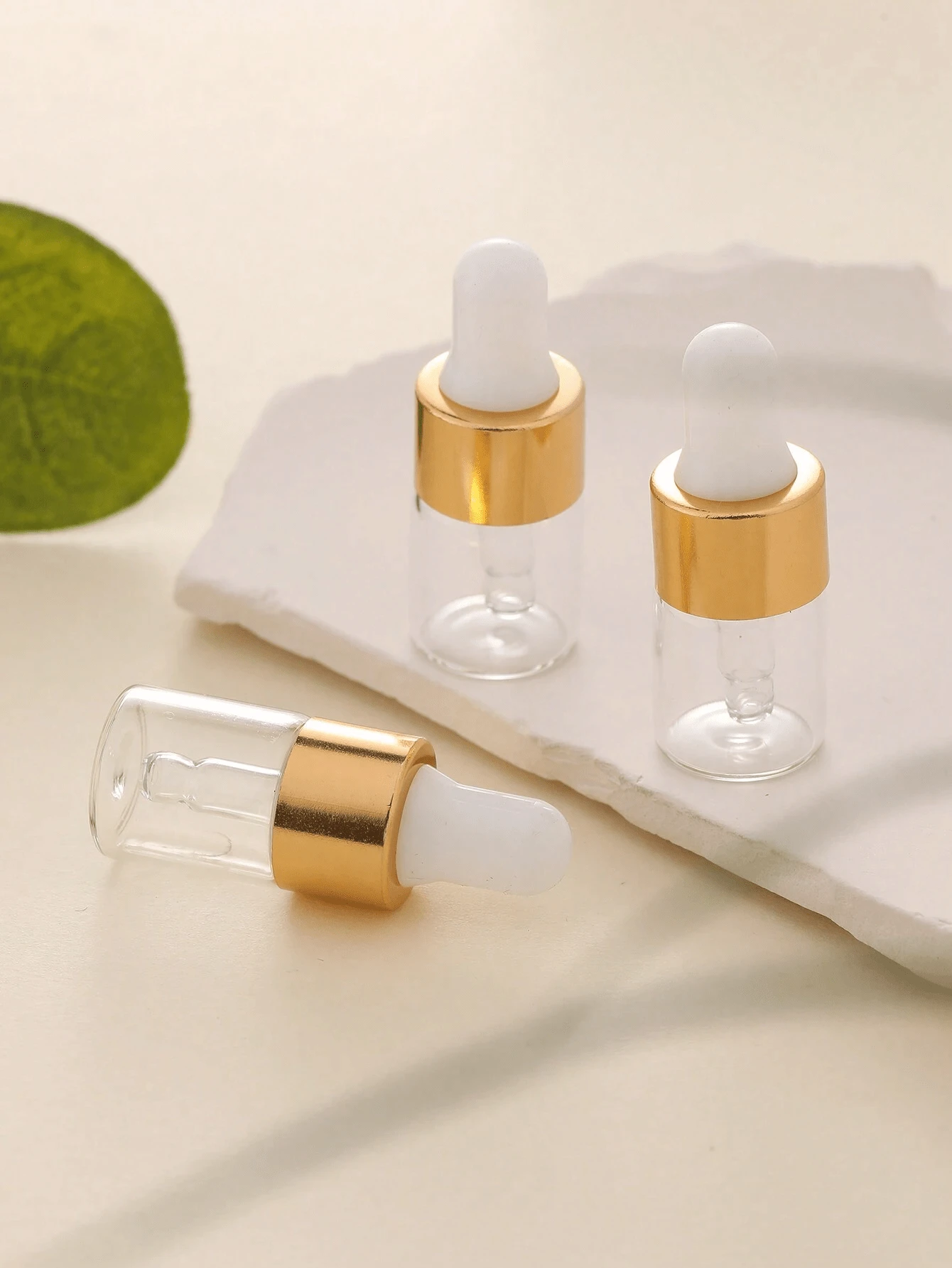 3Pcs 2Ml Mini Gold Cap Glass Dropper Bottle Set Small Sample Vials With Lid For Traveling Essential Oils Cosmetic Liquid Sample Perfume, Living Room Home Bedroom Bathroom House Decor, Travel Stuff, Wedding, Party, Birthday, Gifts For Men Mom Dad Friends, New Years, Accessories, Funny Gift, Portable Accessories Storage