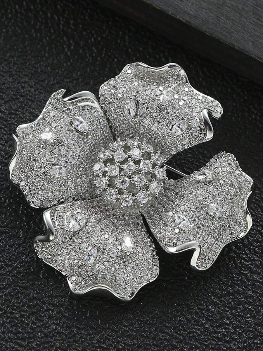 1 pieza Broche floral de tono plateado con circonita cúbica de moda, adecuado para que las mujeres lo usen en vacaciones