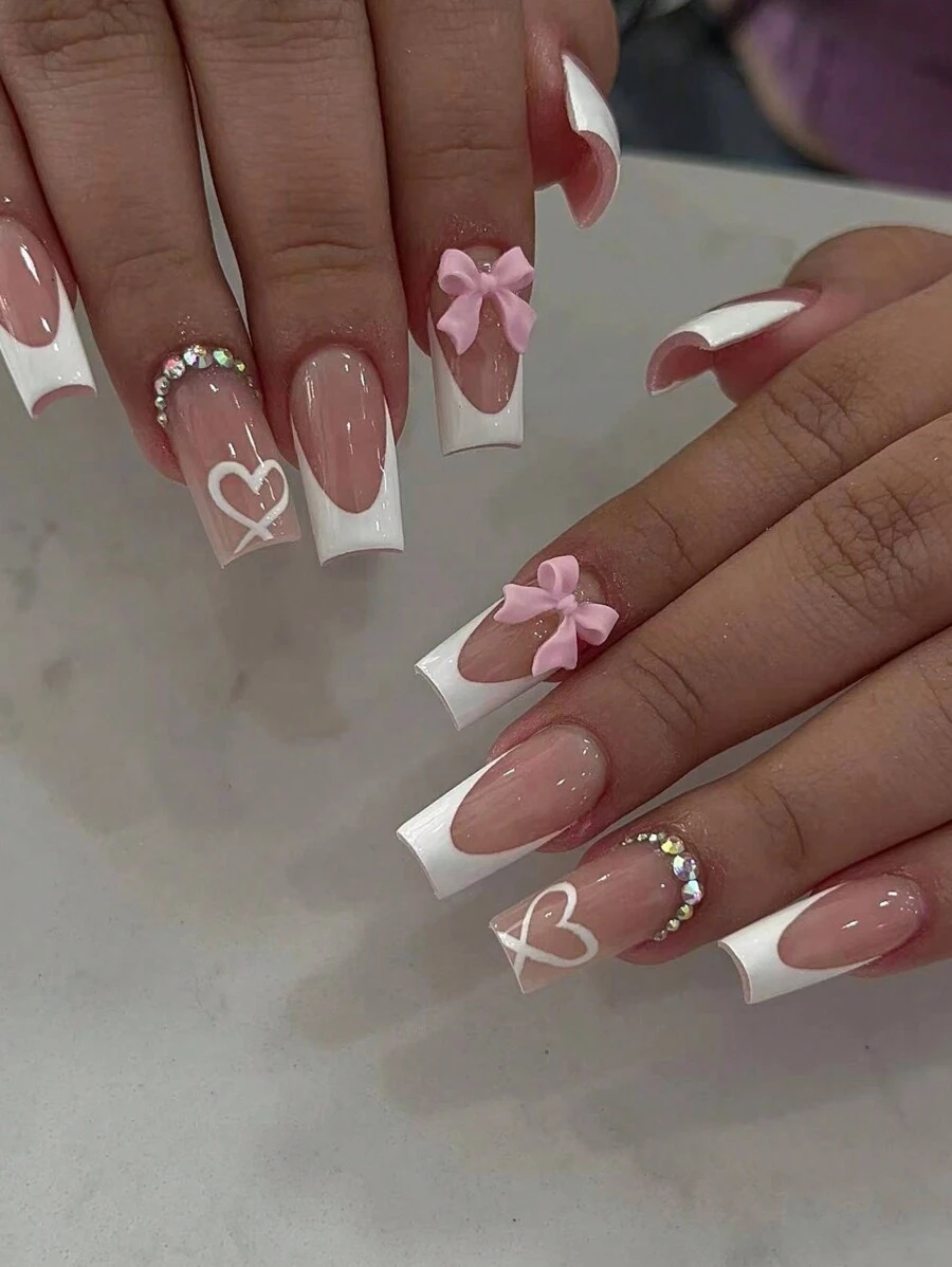 24 pièces/ensemble Ongles pressés longs blancs Acrylic French Tips avec nœud papillon rose et motifs en forme de cœur avec strass, faux ongles avec 1 pc de colle Jelly et 1 pc de lime à ongles, convient pour femmes et filles, fournitures de manucure pour usage quotidien et lors de soirées