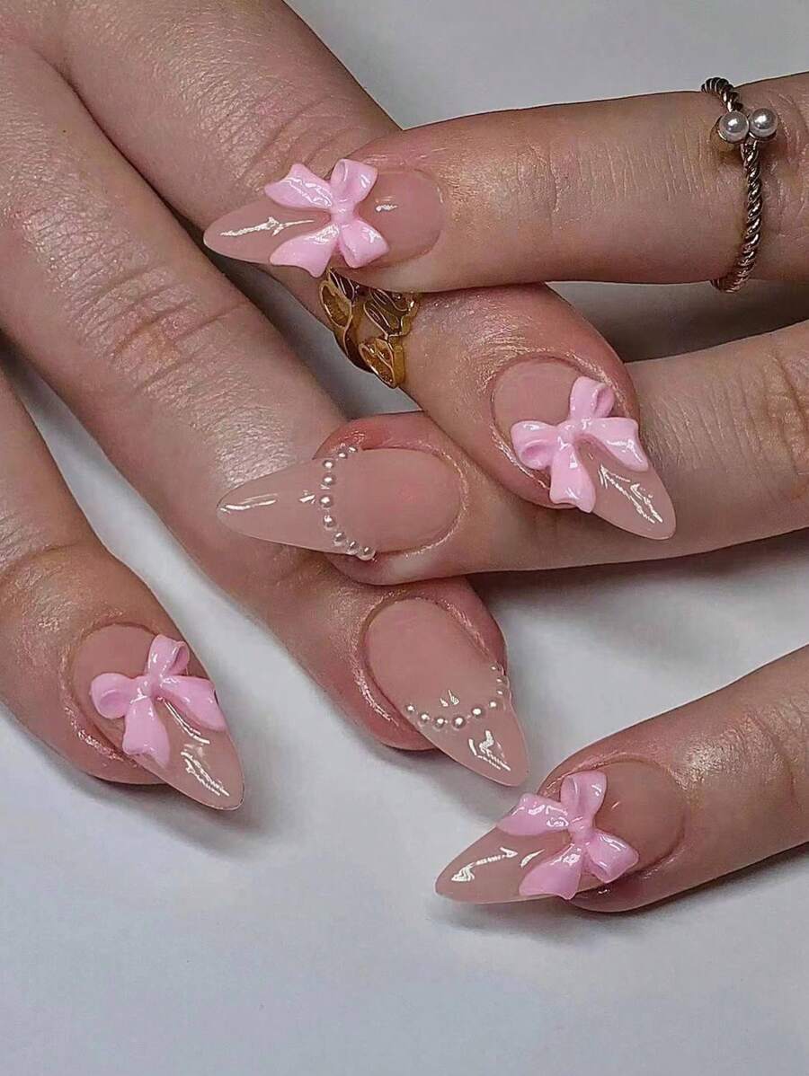 24 pièces/set Ongles pressés longs d'amande rose avec nœud papillon et fausse perle, un design doux et d'ongles fausses. Contient 1 pièce de colle gelée et 1 pièce de lime à ongles, convient pour un usage quotidien au travail et lors de fêtes, fournitures d'ongles pour femmes et filles