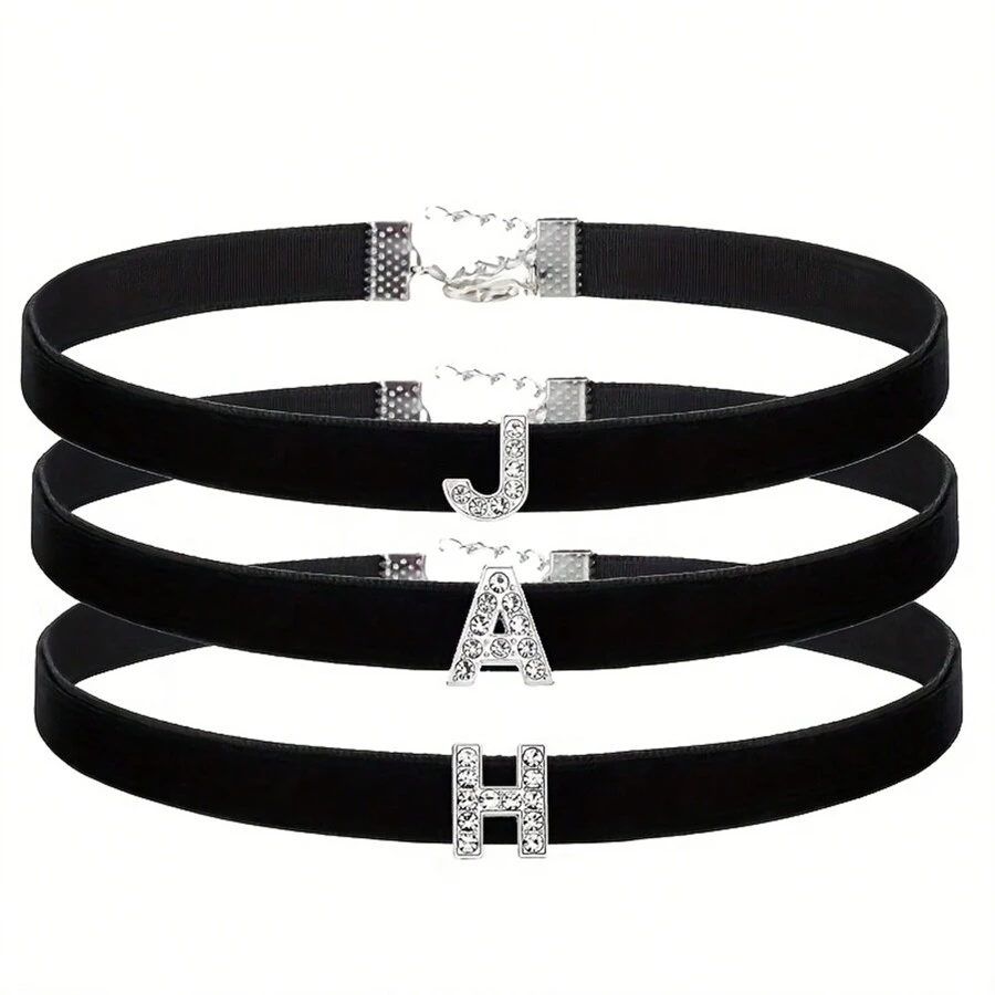 Schwarzes Halsband Aus Strassbesetzten Buchstaben Und Aufgenähtem Band Mit Strasssteinen