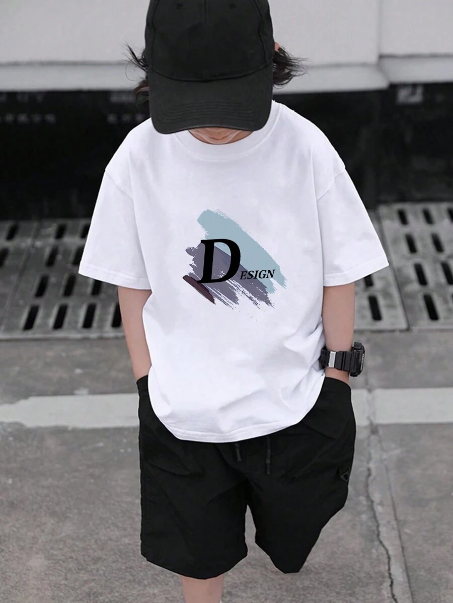 Camiseta branca casual com estampa de letra D colorida para meninos pré-adolescentes, gola redonda e manga curta, verão