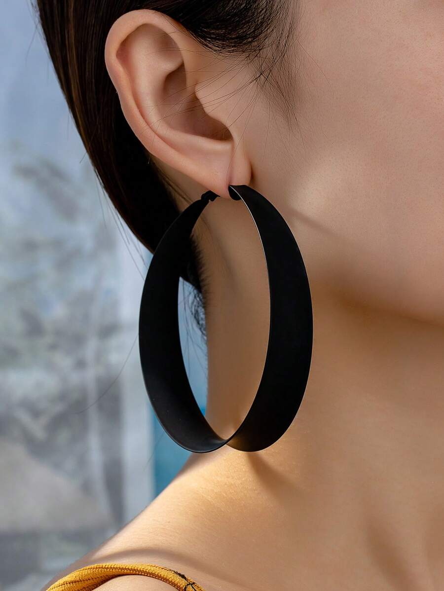 New Arrivals! Fashionable And Personalized Simple Exaggerated Metal Hoop Earrings That Are Versatile And Fashionable.