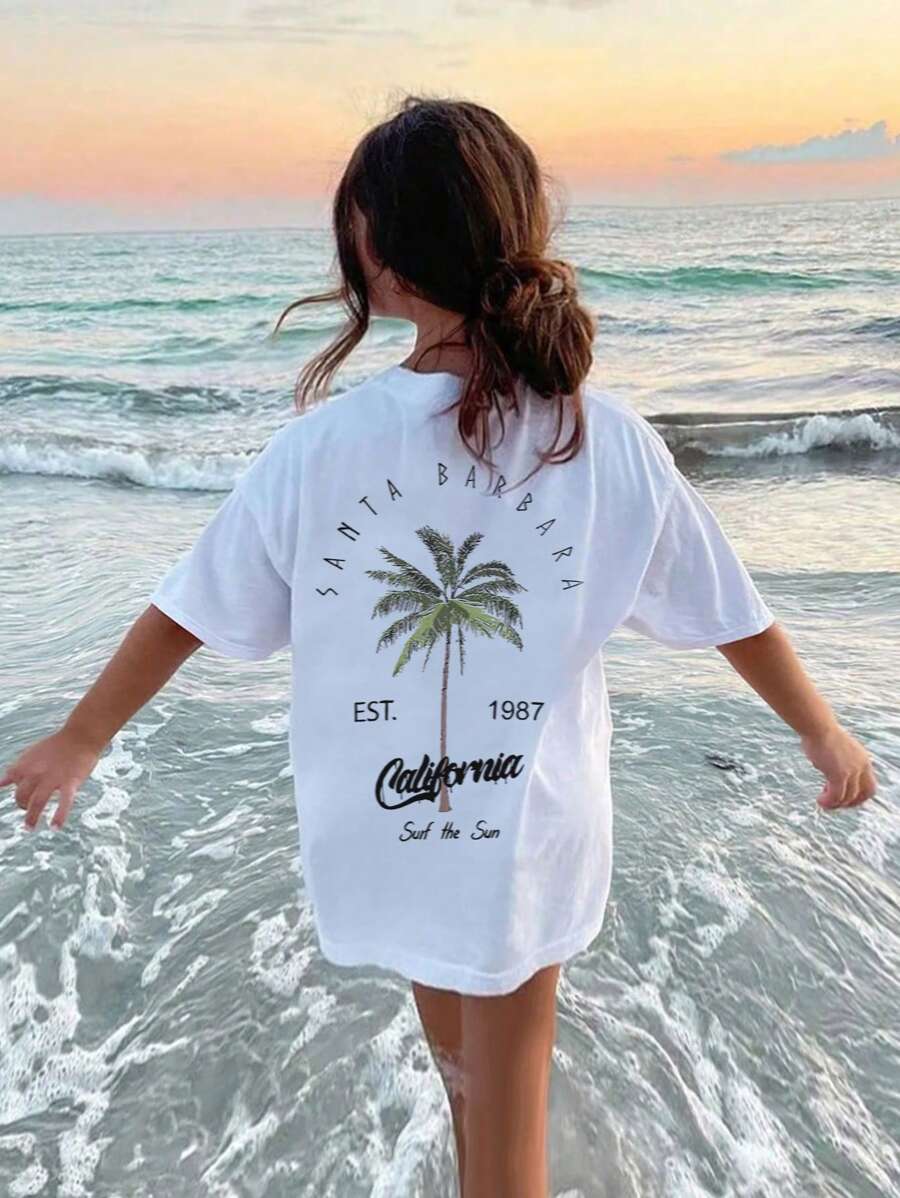 Una camiseta de cuello redondo con manga corta y estampado de letras casuales para el verano - Estilo de vacaciones con árbol de coco, ¡una camiseta divertida preparada para jóvenes aventureros, lista para la diversión al aire libre! Ropa para niñas, camisetas gráficas de verano, ropa de niña preadolescente