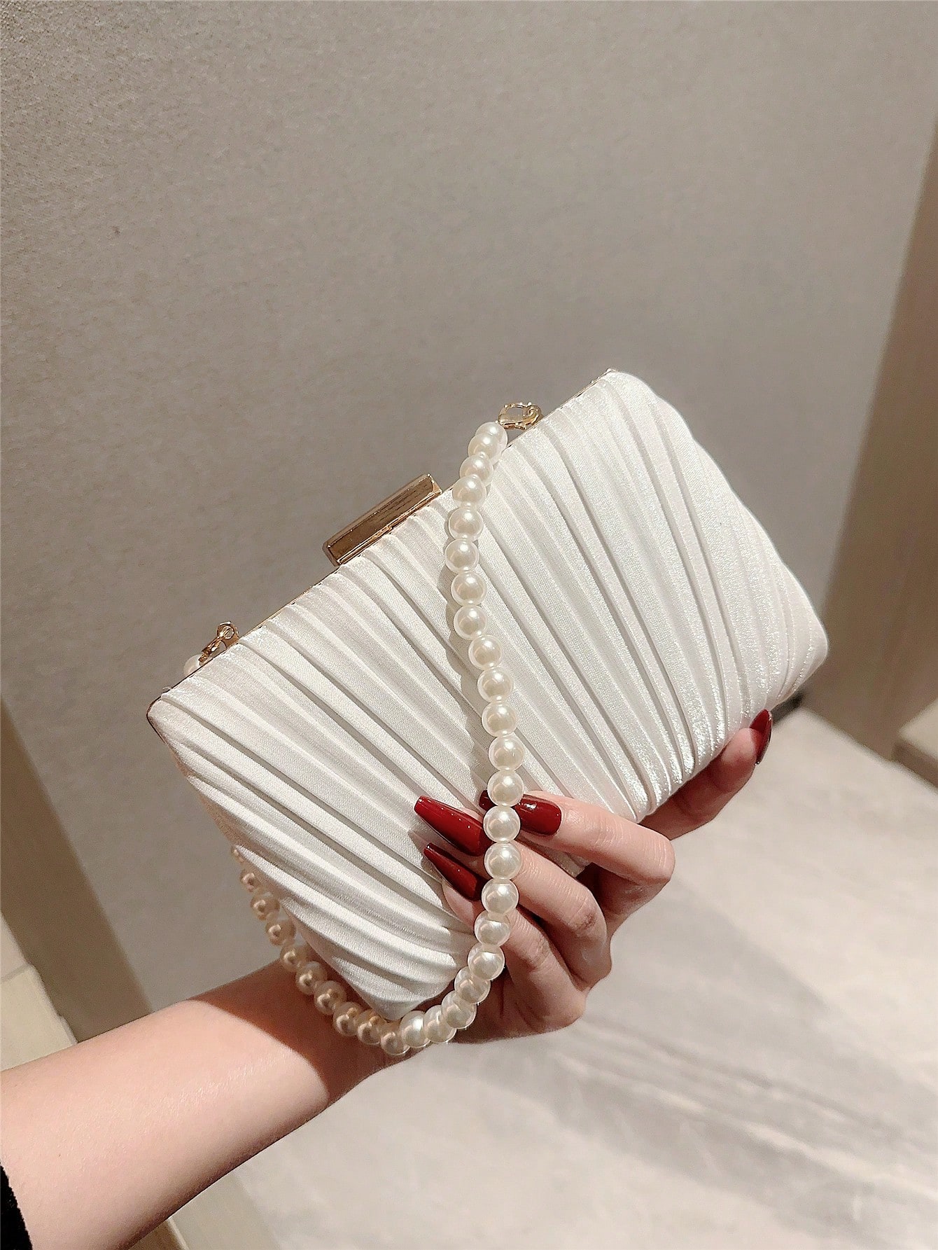 حقيبة سهرة بشكل صندوق انيق يتميز بتصميم فاخر هادئ مطوي ومرصع باللؤلؤ الاصطناعي. يمكن حملها باليد أو مع حزام سلسلة. مناسبة للحفلات والمناسبات المسائية. حقيبة العروس الجاهزة ، مثالية للحفلات والأعراس والعشاء / العشاء ، تتطابق مع فساتين الزفاف والفساتين الرسمية وفساتين الشواء وفساتين الأعياد وفساتين الحفلات