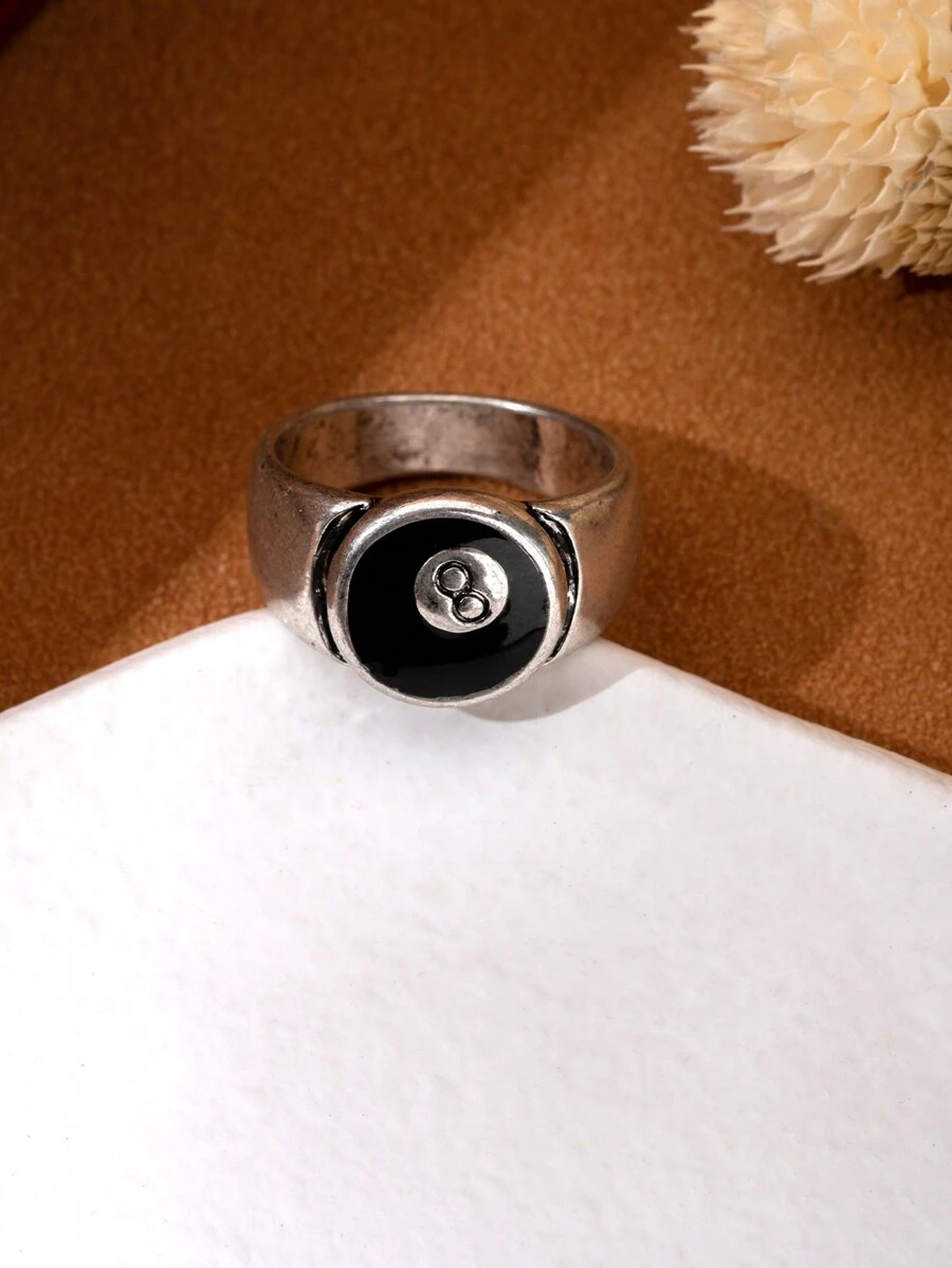 Un anillo negro de ocho pintado a mano de moda y minimalista en color plateado antiguo para mujer con estilo retro y sofisticado