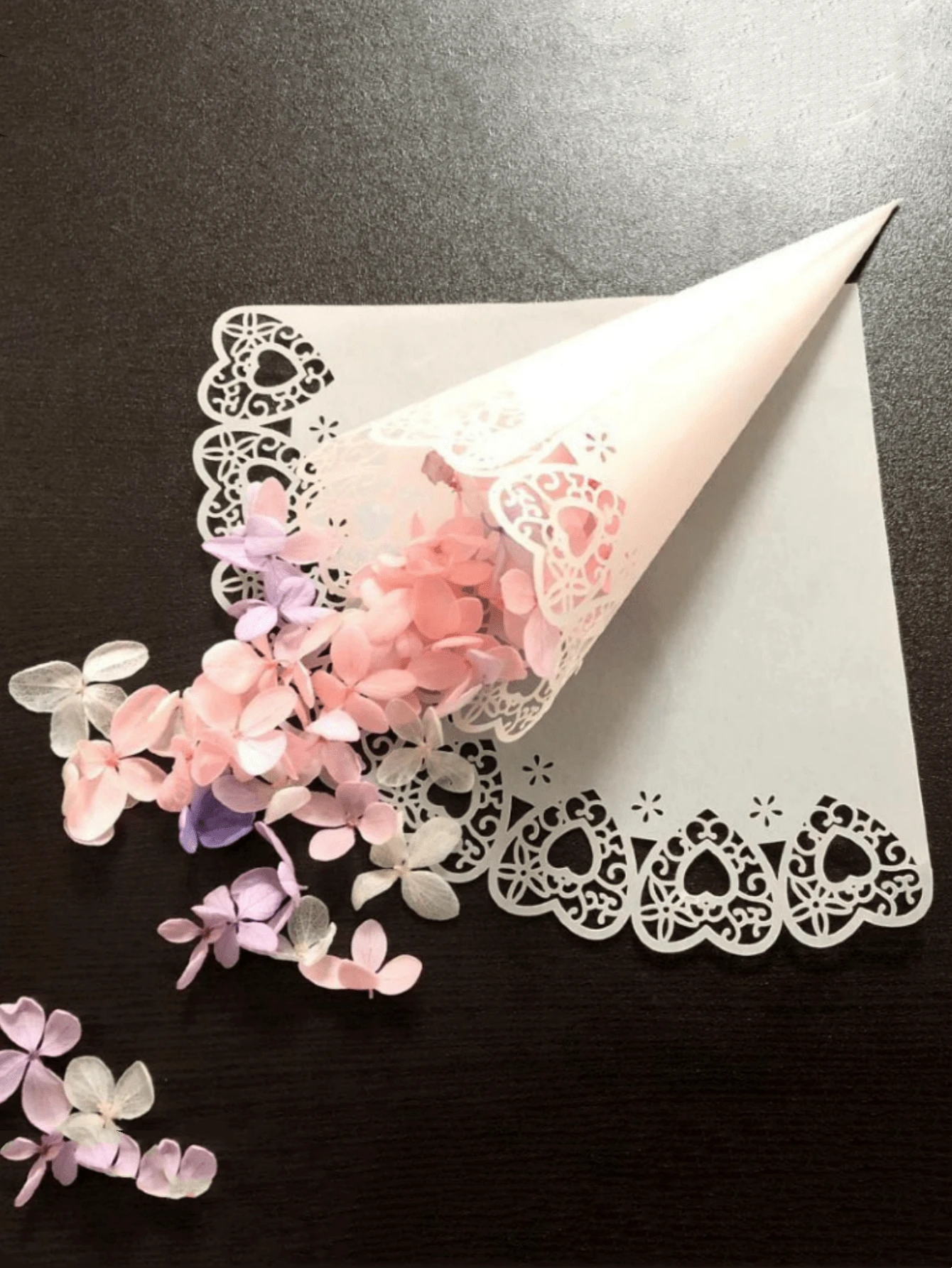 50 Peças Cones de Casamento para Pétalas, Confete Branco Vazado a Laser, Cones de Papel Vazados para Flores Secas, Decoração de Casamento, Lembrancinhas, Arremesso de Confete, Suprimentos de Casamento com Amor Vazado, Tubo de Papel Vazado a Laser, Cone de Papel, Natal