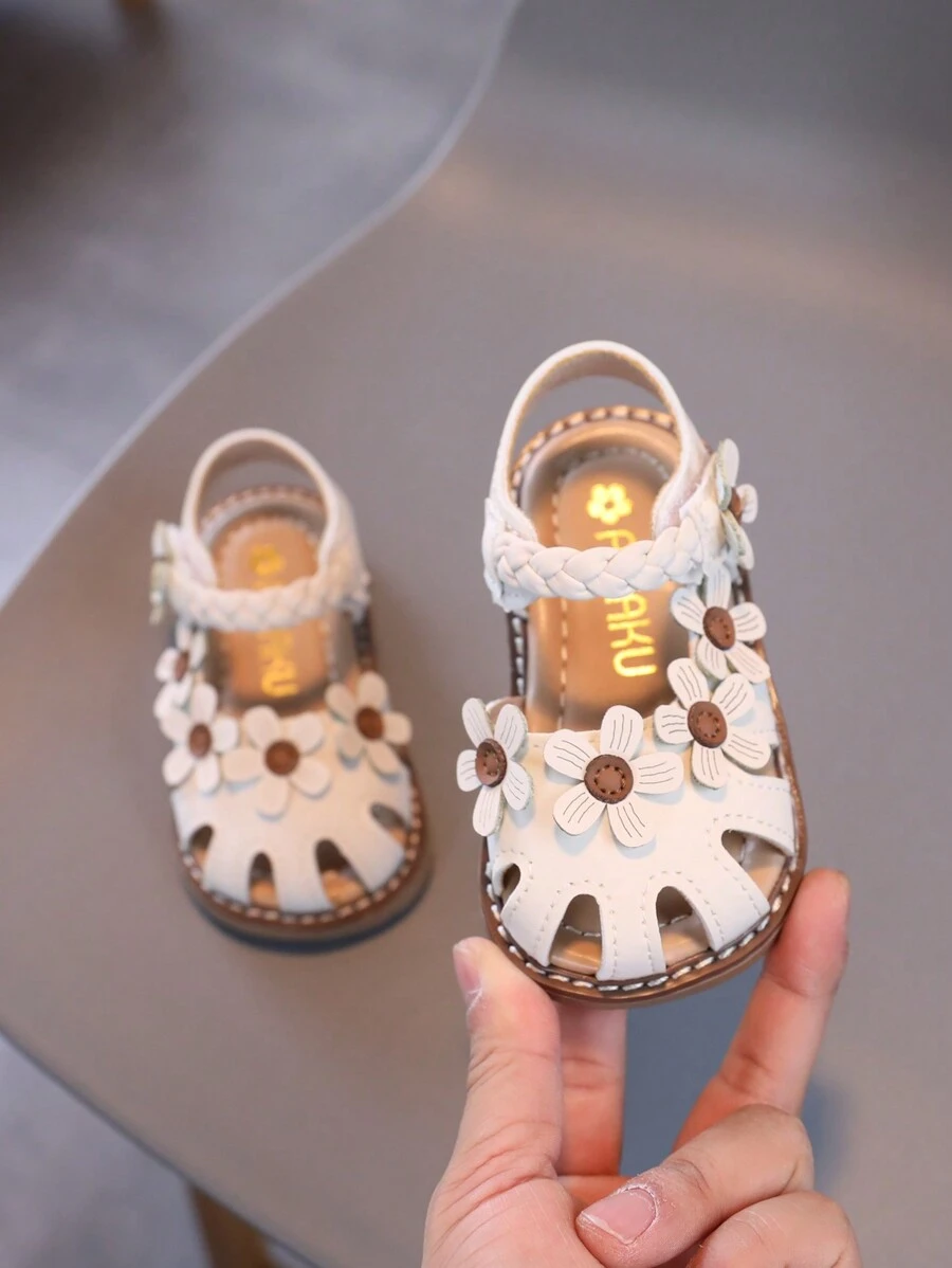 1 paire de sandales classiques pour enfants avec ornement floral, style buttercup, design crochet et boucle en PU antidérapant. Chaussures de princesse mignonnes pour bébés, convenant pour le printemps, l'été, l'automne et l'hiver