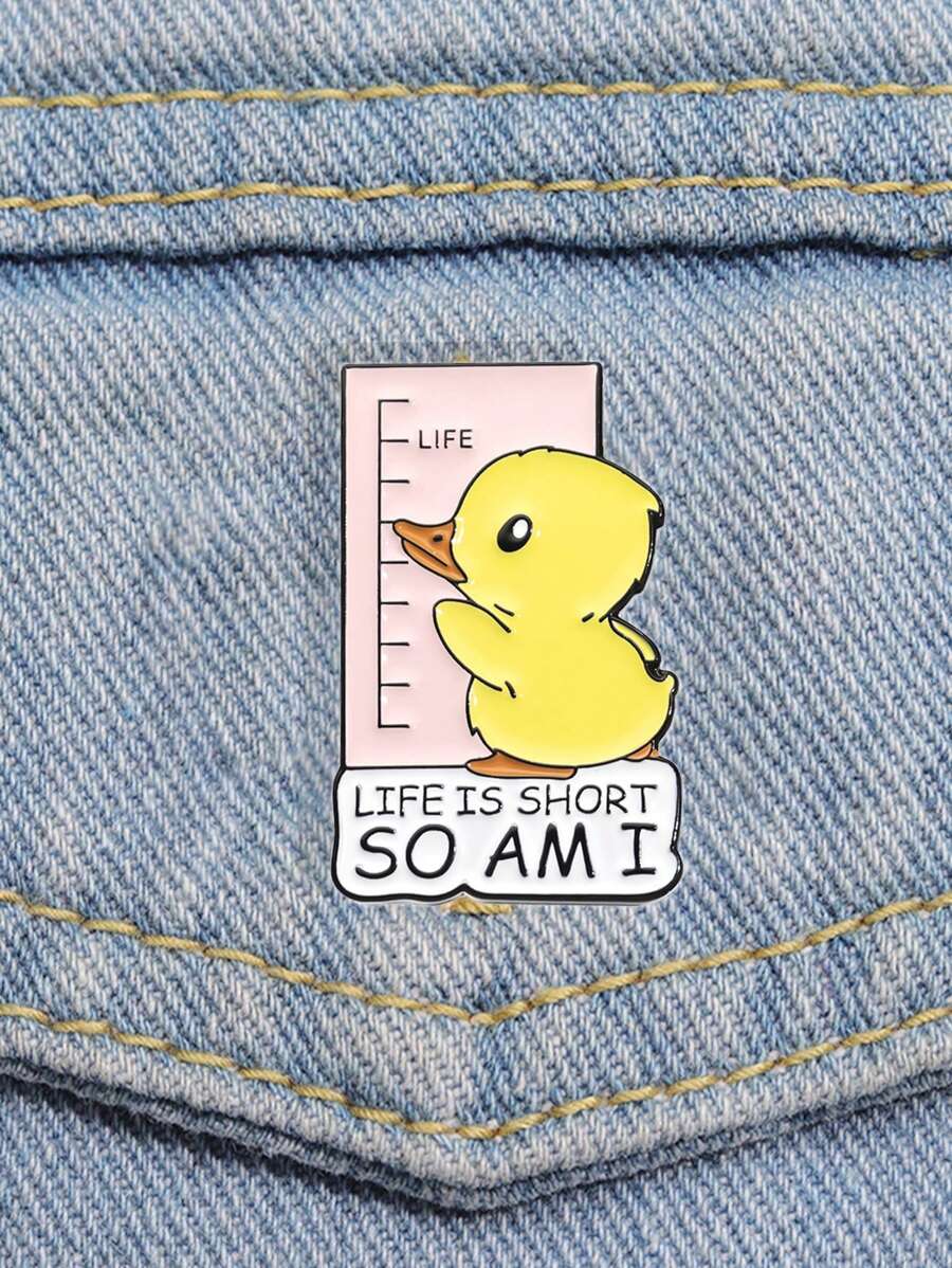 1 pieza Linda y dulce medida de cinta broche de patito, adecuado para niñas, frase en inglés "La vida es corta, como yo" pin, adecuado para ropa y bolsas